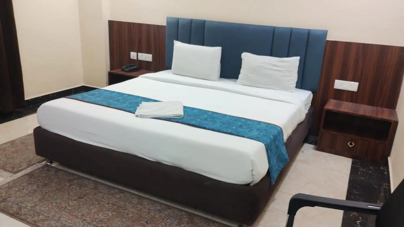 Bed in Hotel Sarweshwary
