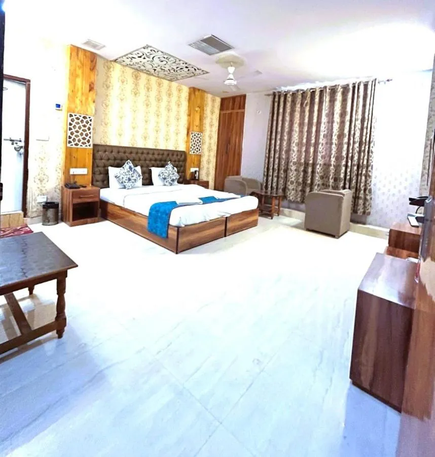 Bedroom, Bed in Hotel Sarweshwary