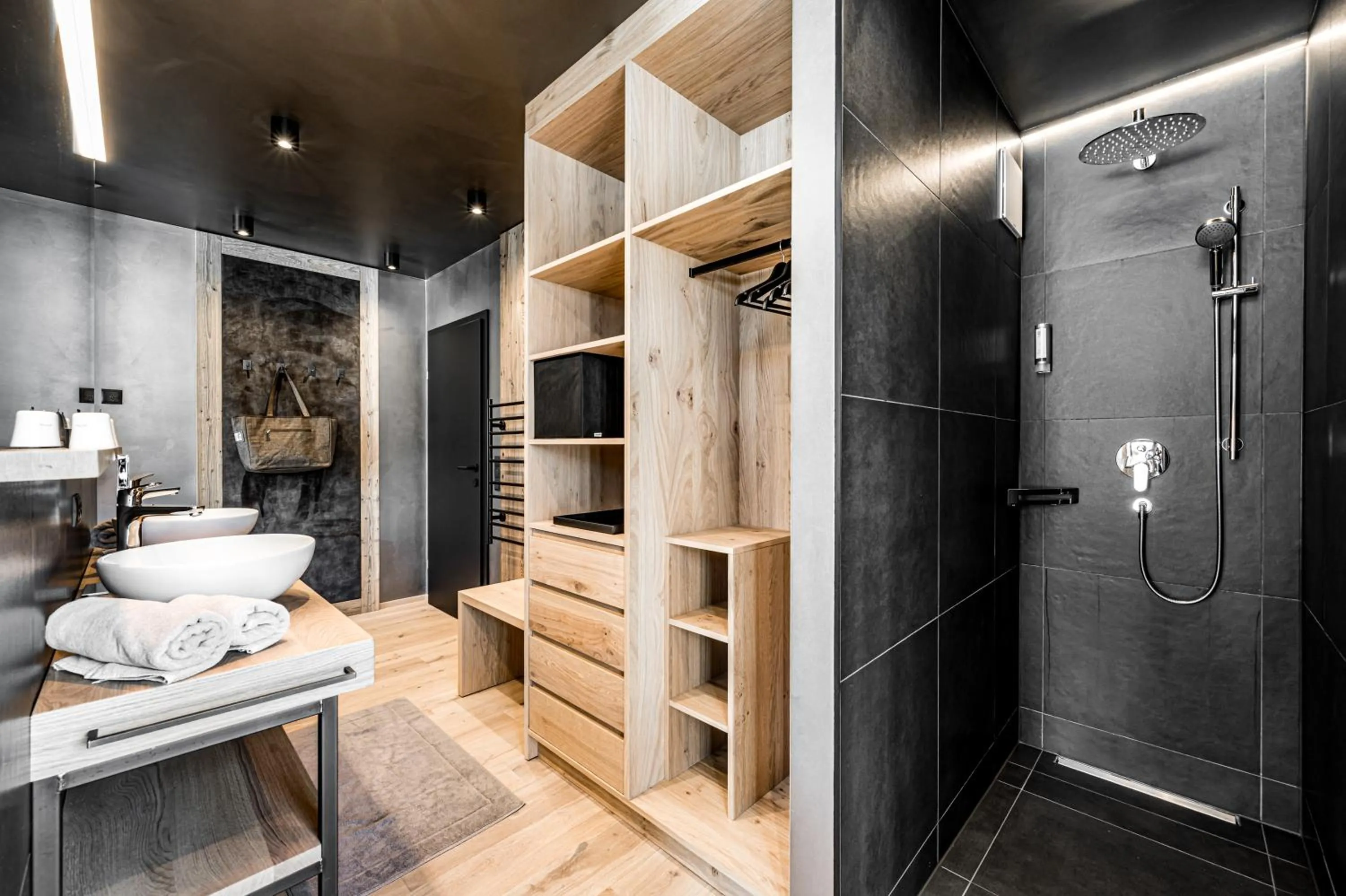 Shower, Bed in ALMMONTE PRÄCLARUM SUITES - Casual Boutique Hotel