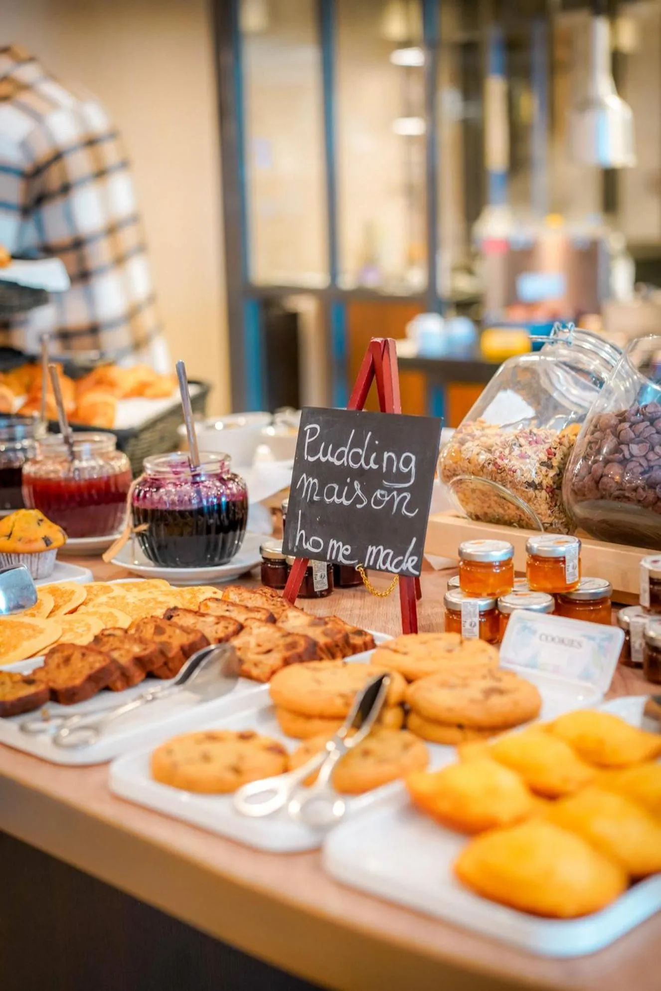 Food and drinks in Eden Rose Grand Hotel BW Premier Collection