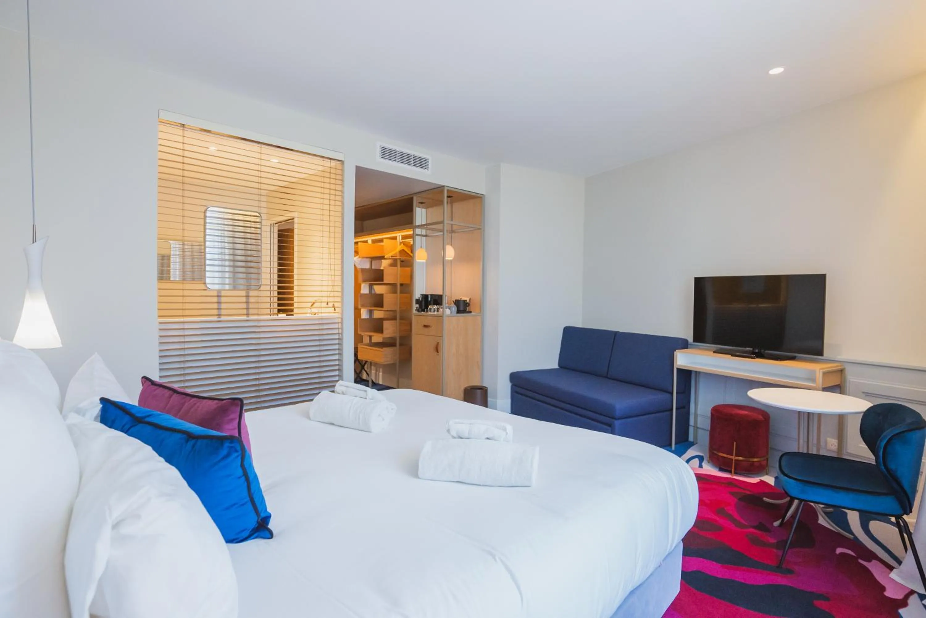 Communal lounge/ TV room, Bed in Eden Rose Grand Hotel BW Premier Collection