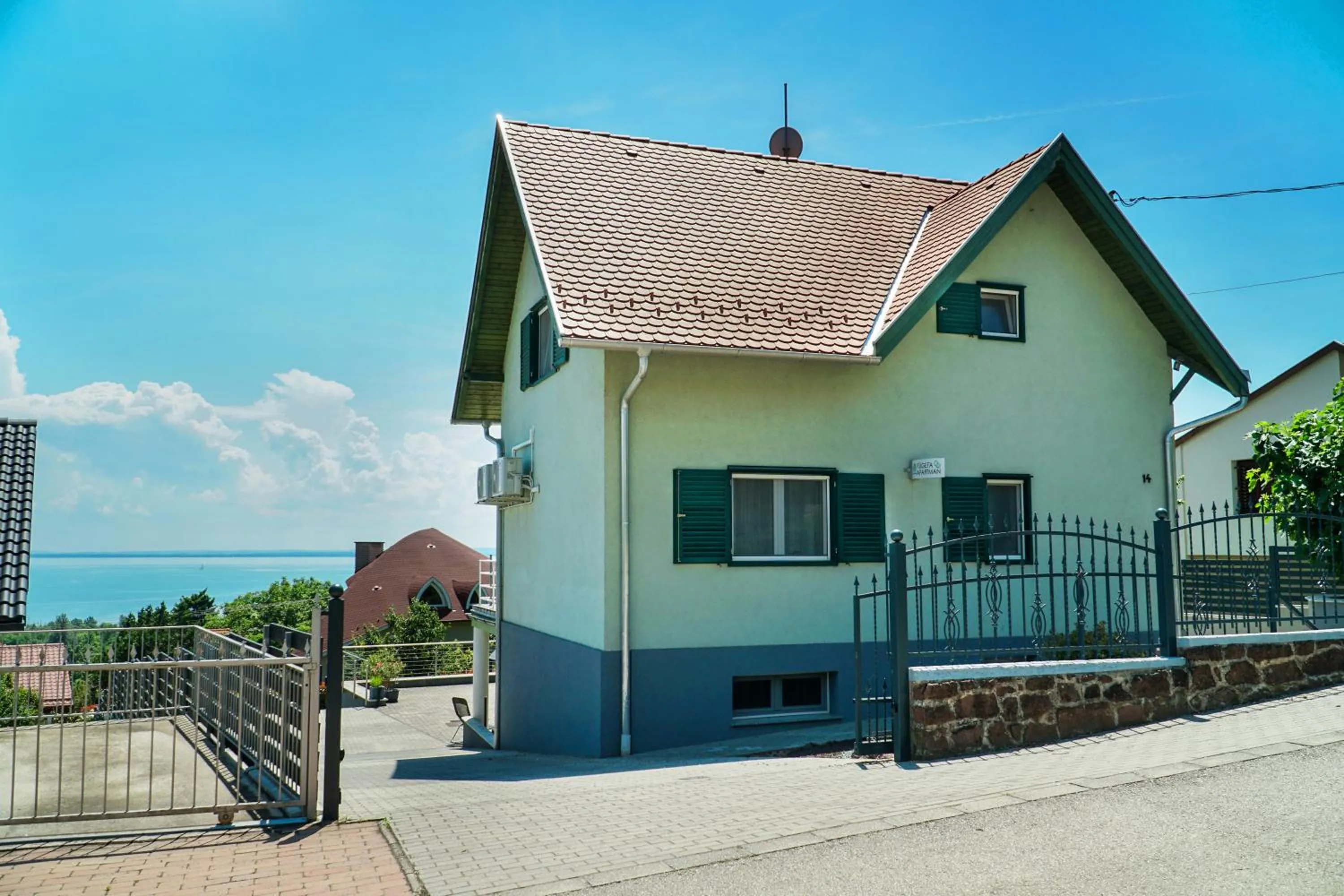 Property building in Fügefa Apartman