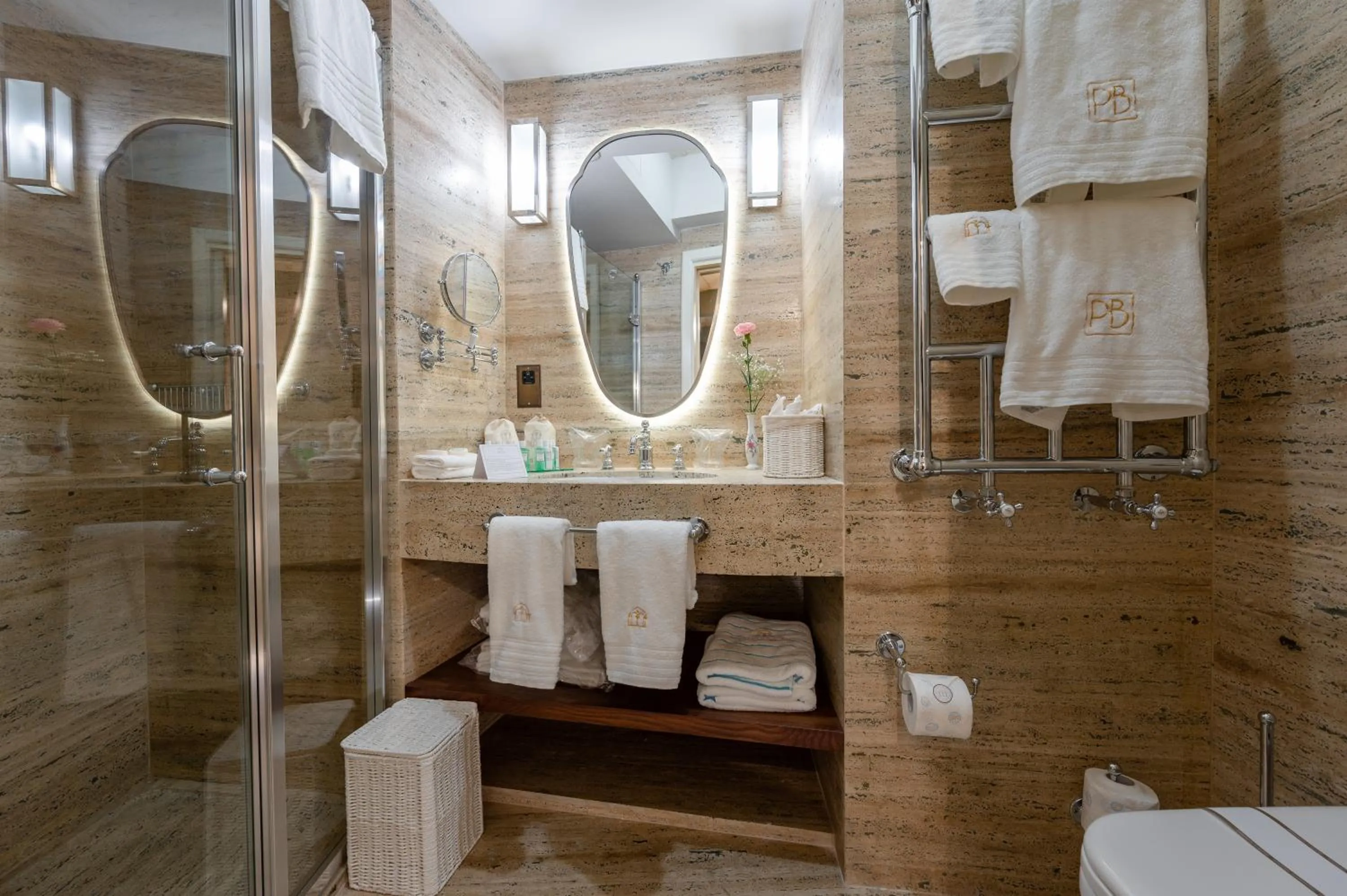 Shower in Palazzo Bifora