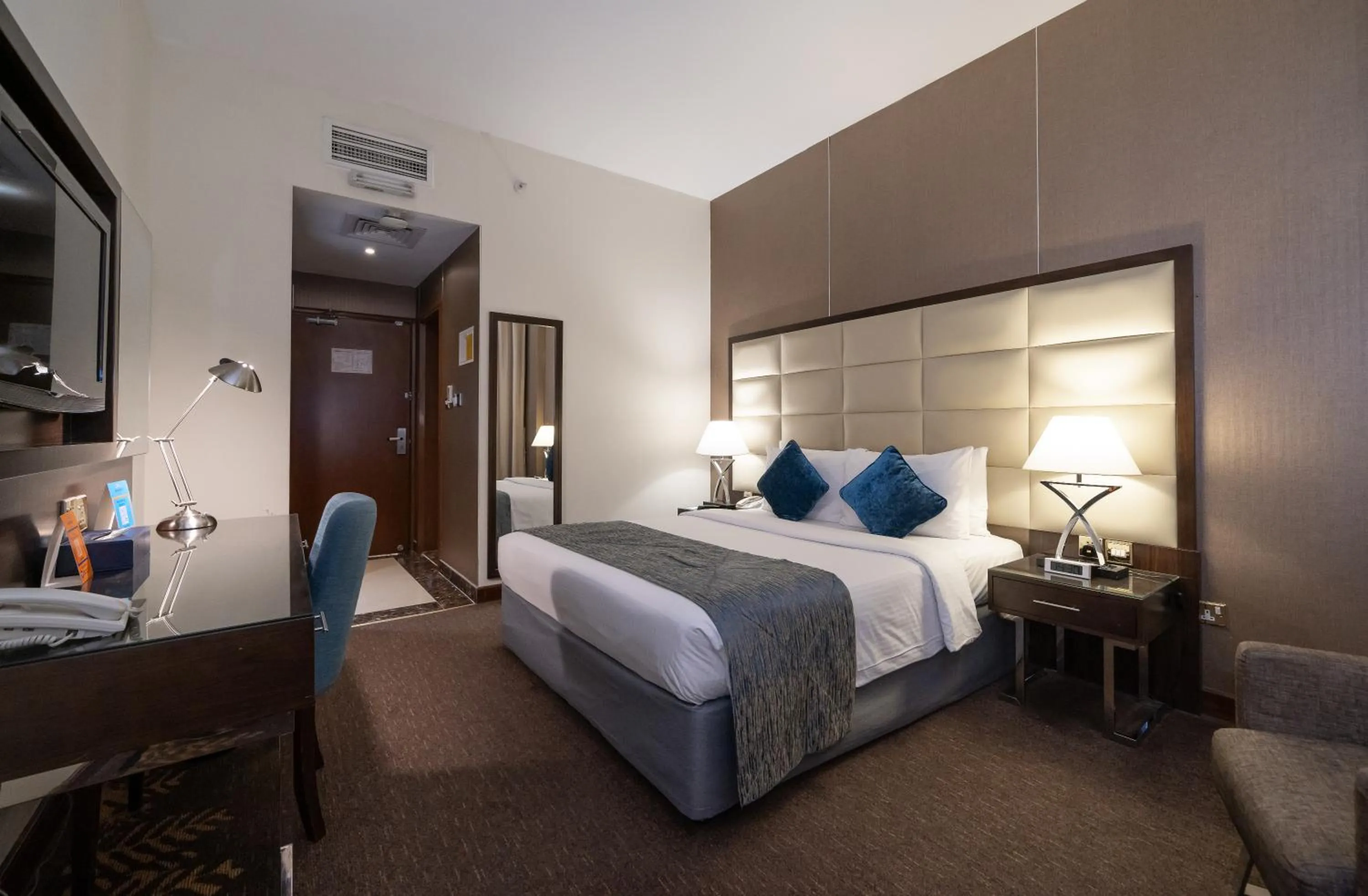 Photo of the whole room, Bed in Howard Johnson Bur Dubai