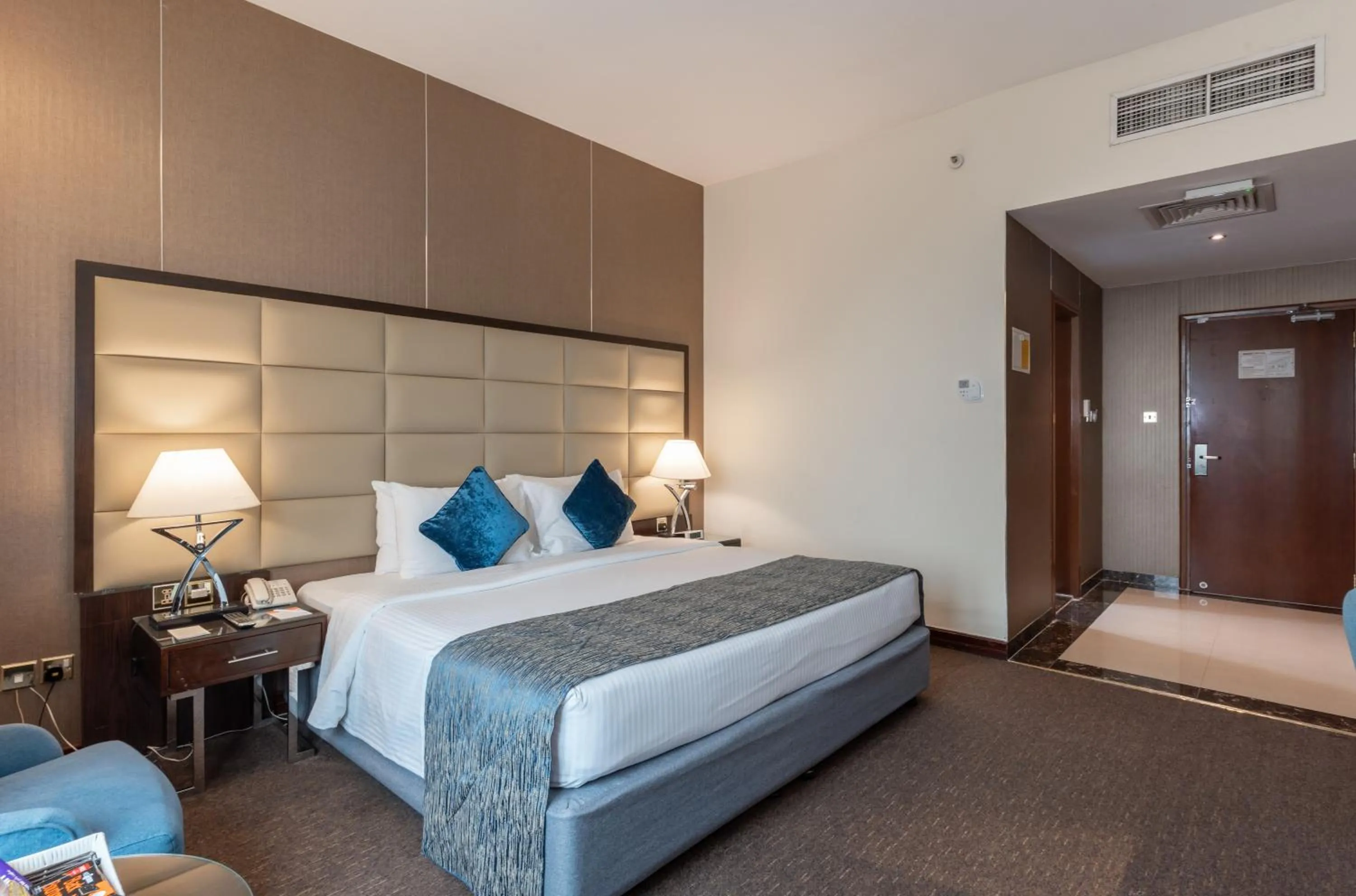 Photo of the whole room, Bed in Howard Johnson Bur Dubai