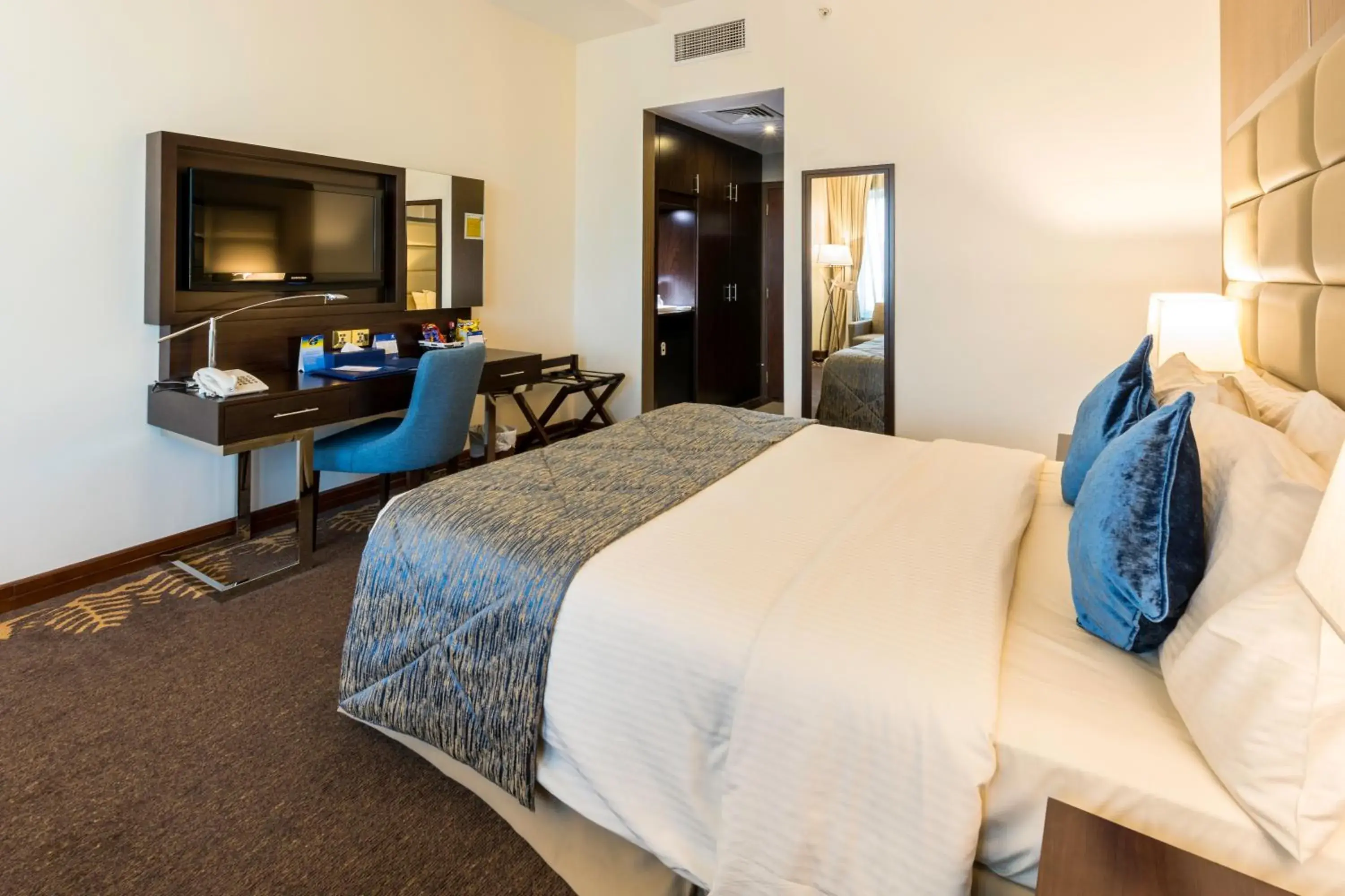 Deluxe Queen Room - Non-Smoking in Howard Johnson Bur Dubai Deluxe Queen Room - Non-Smoking in Howard Johnson Bur Dubai