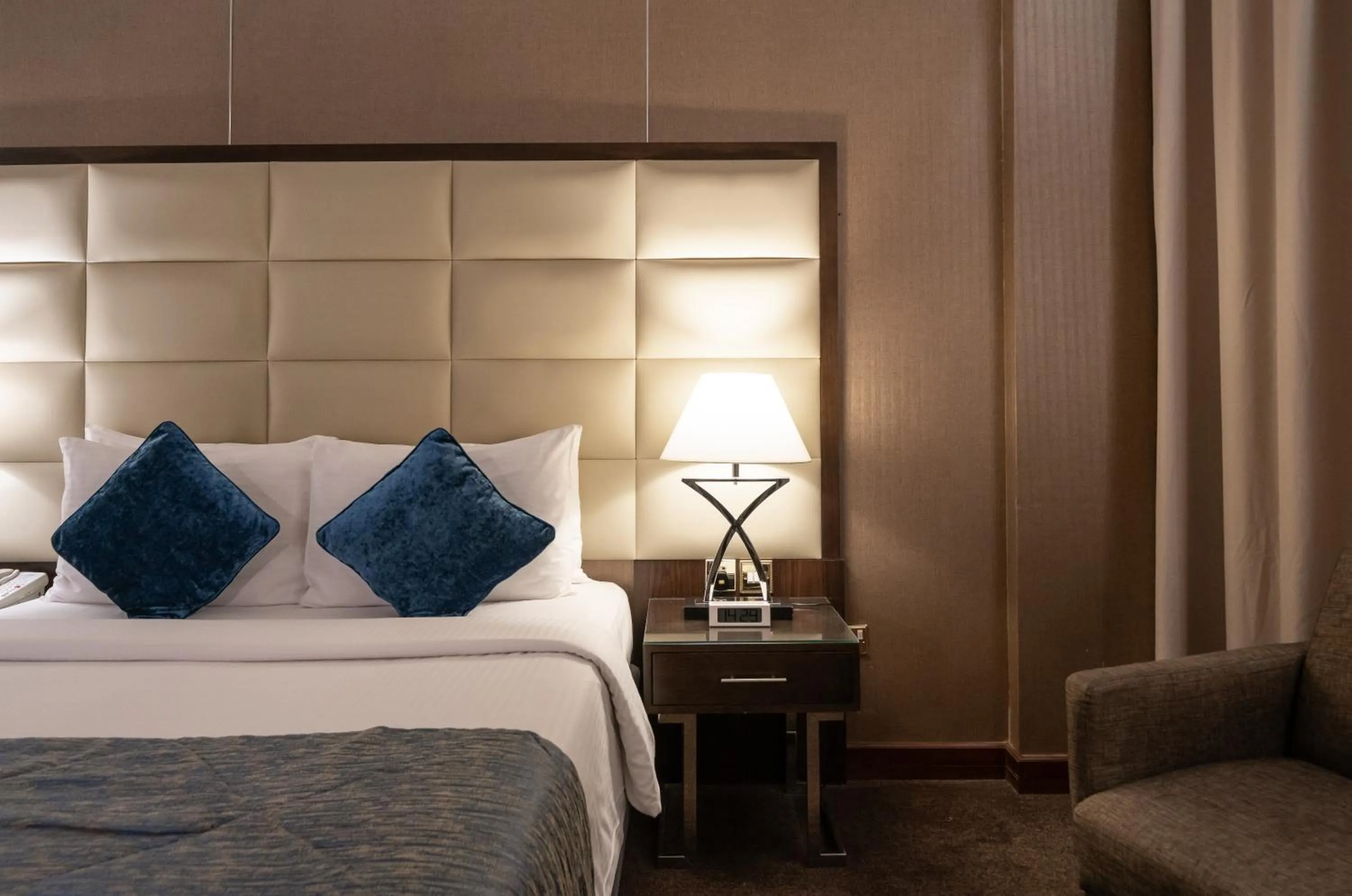 Photo of the whole room, Bed in Howard Johnson Bur Dubai