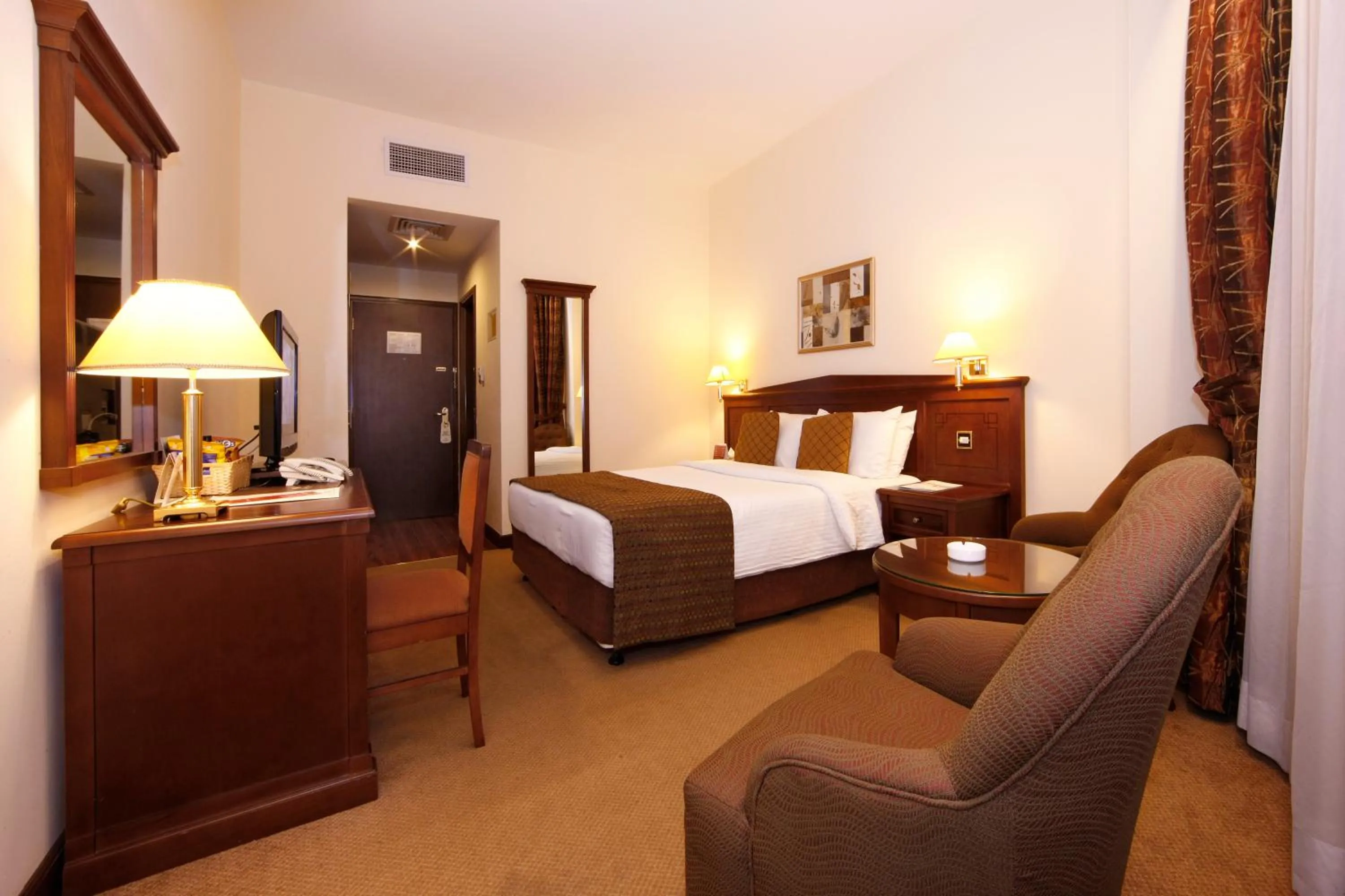 DeluxeQueen Room with One Queen Bed - Smoking in Howard Johnson Bur Dubai