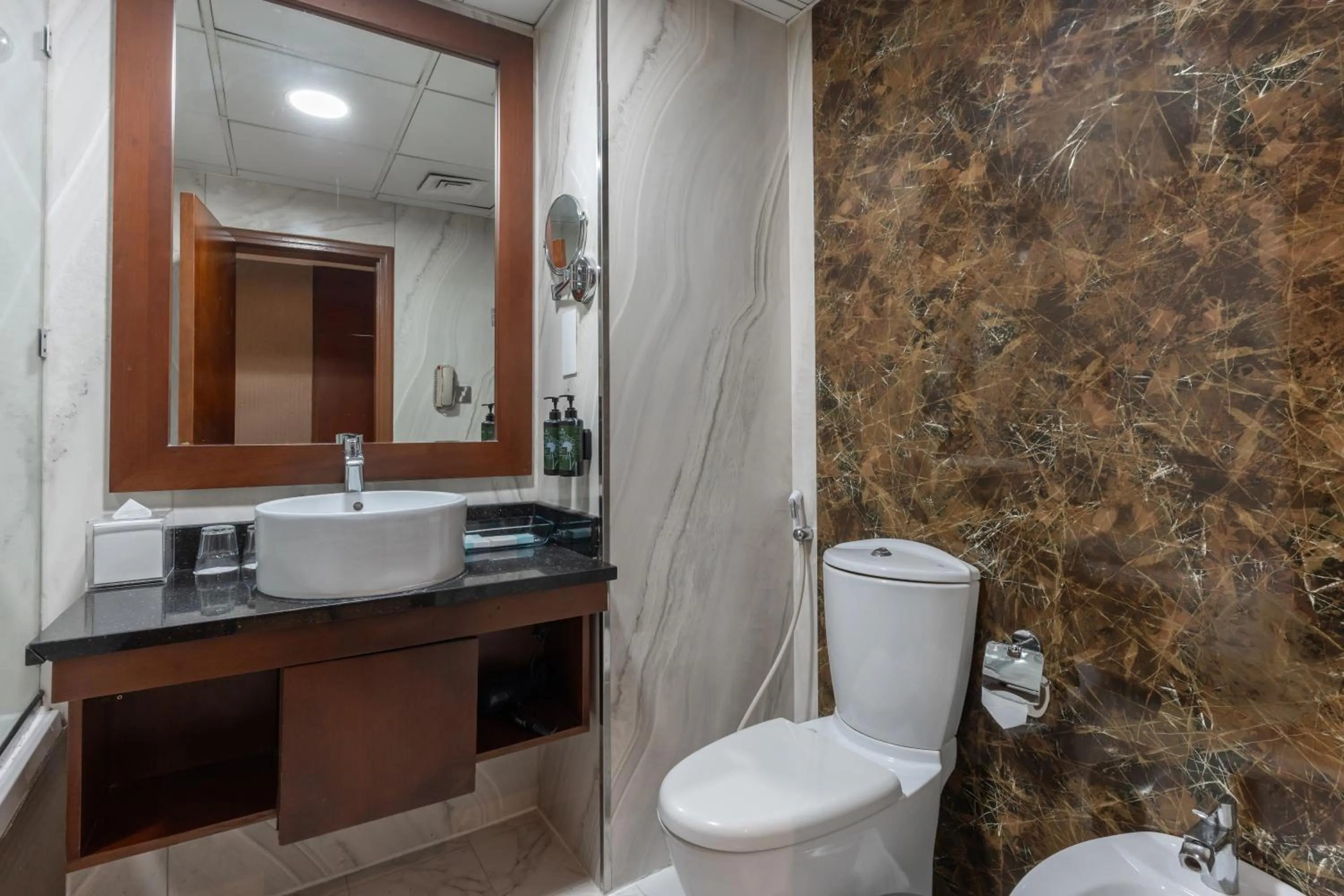 Bathroom in Howard Johnson Bur Dubai