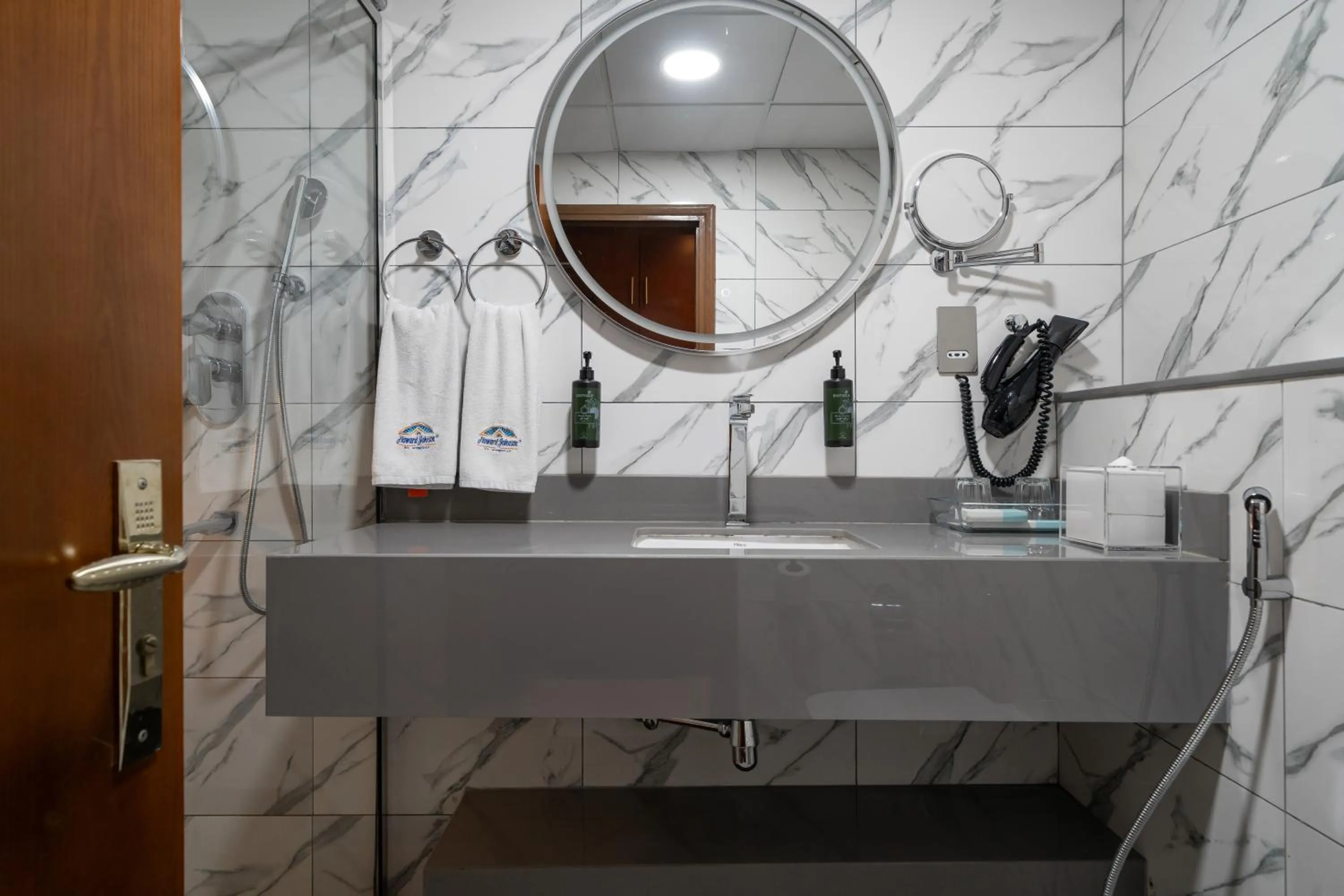 Bathroom in Howard Johnson Bur Dubai