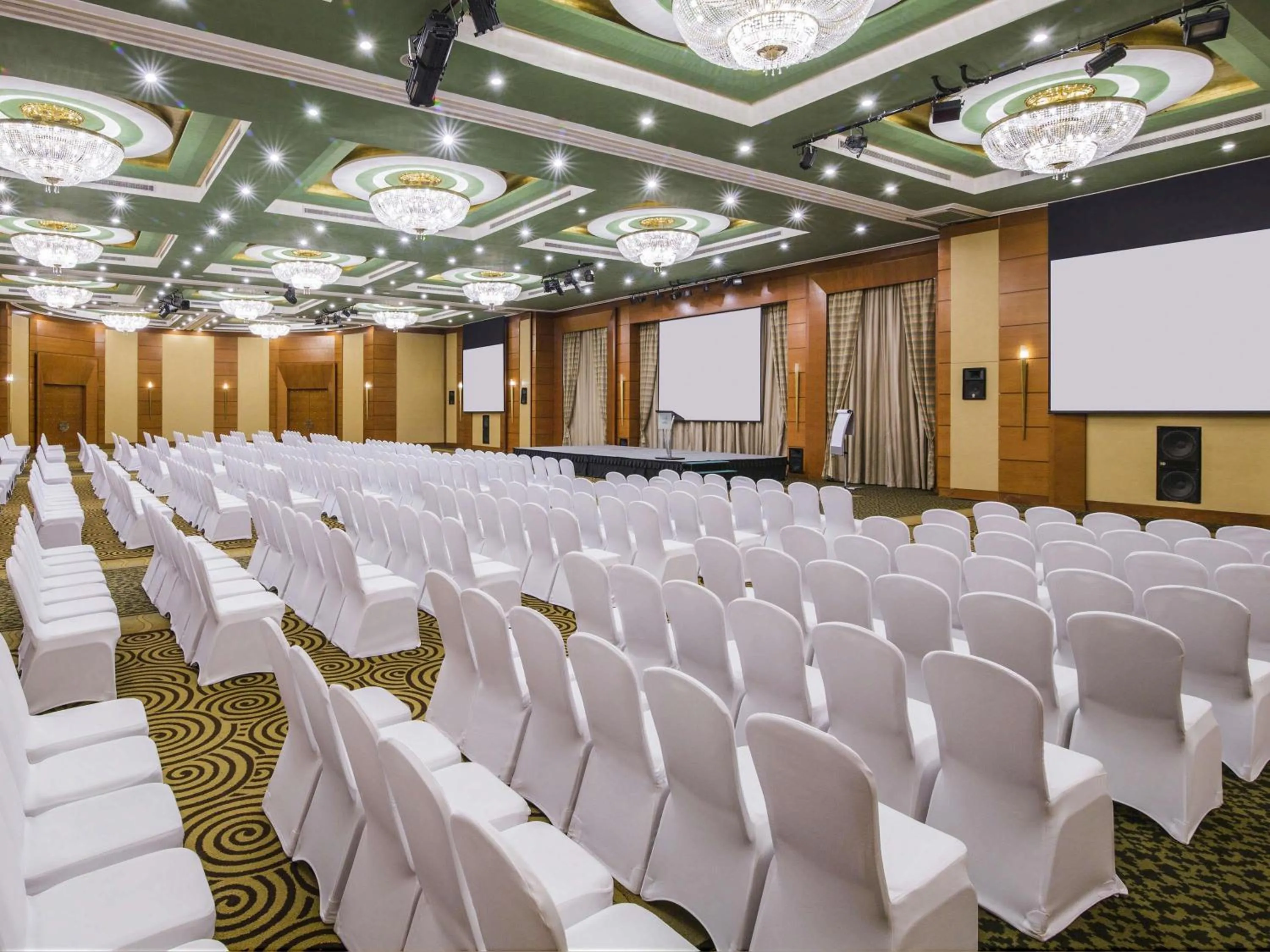 Meeting/conference room in Swissôtel Al Murooj Dubai