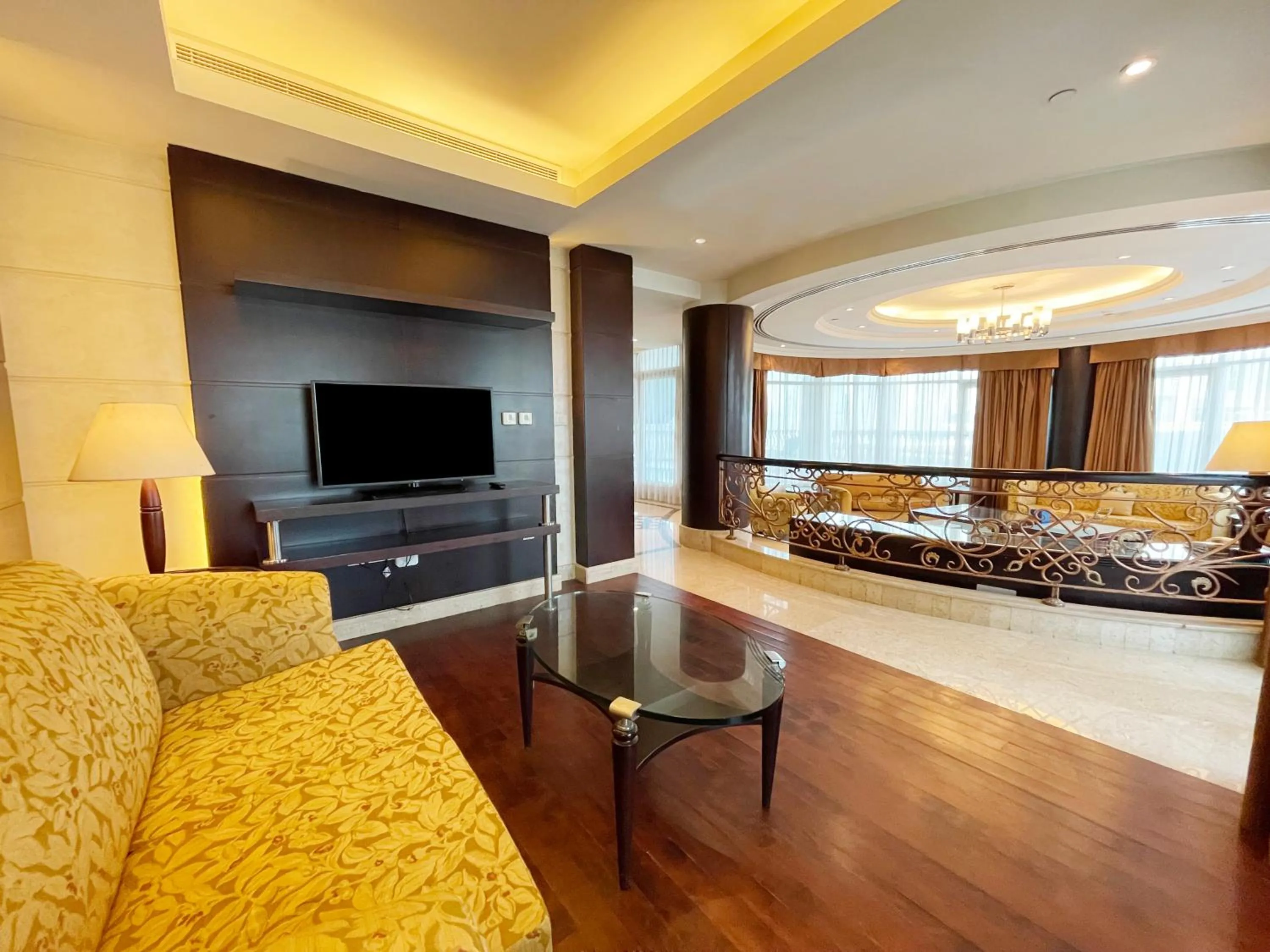 Living room in Swissôtel Al Murooj Dubai