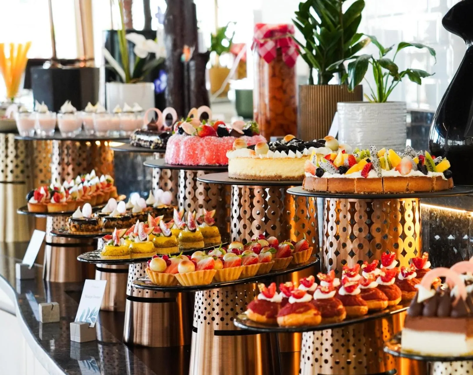 Food and drinks in Swissôtel Al Murooj Dubai