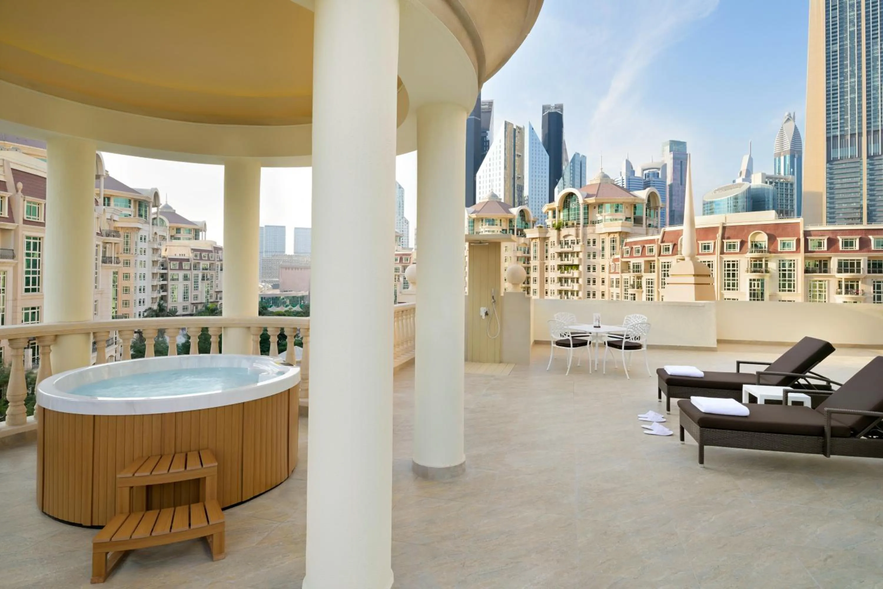 Shower in Swissôtel Al Murooj Dubai