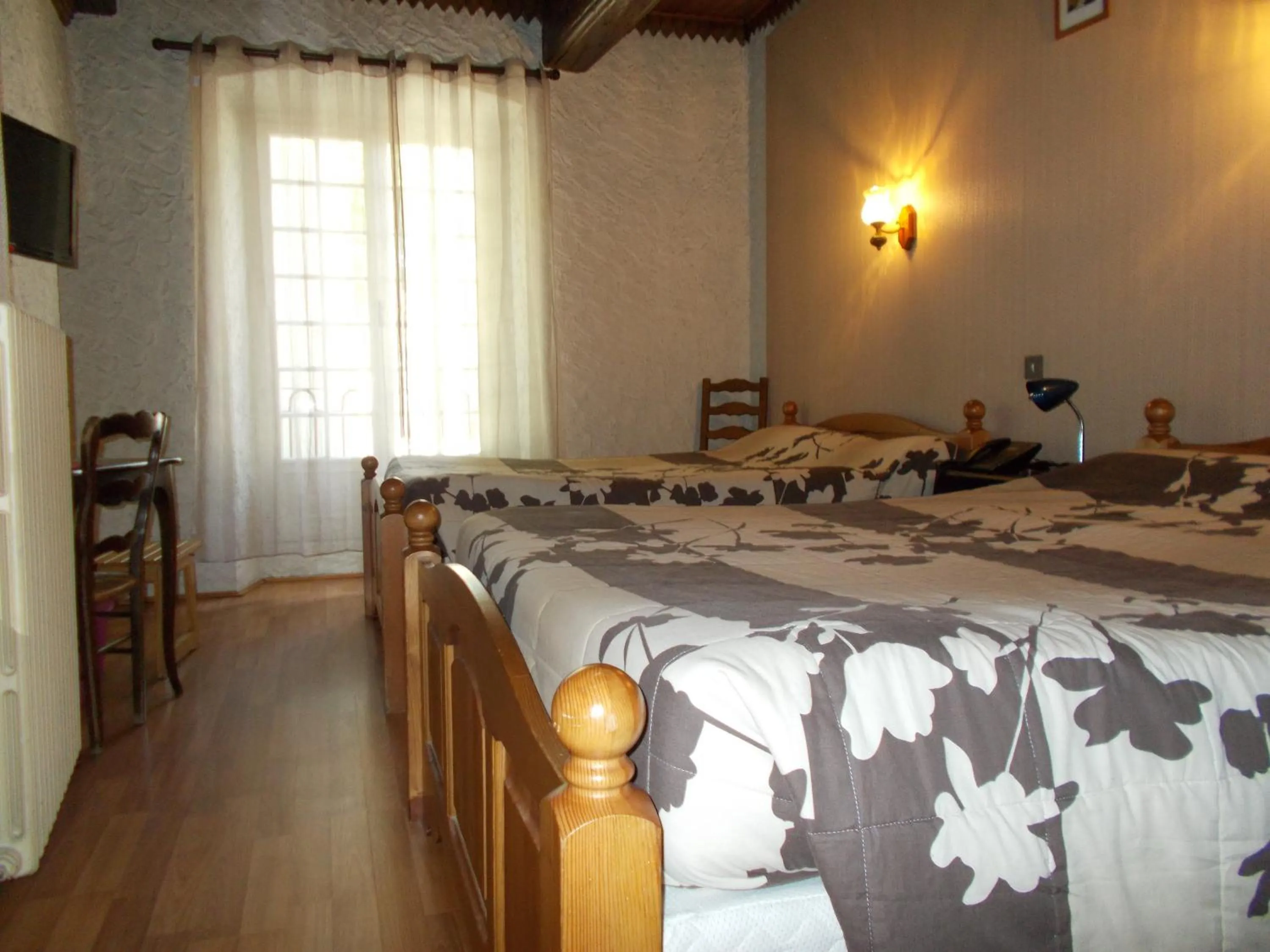 Standard Double Room with Two Double Beds in Logis Hotel Restaurant La Chaumière