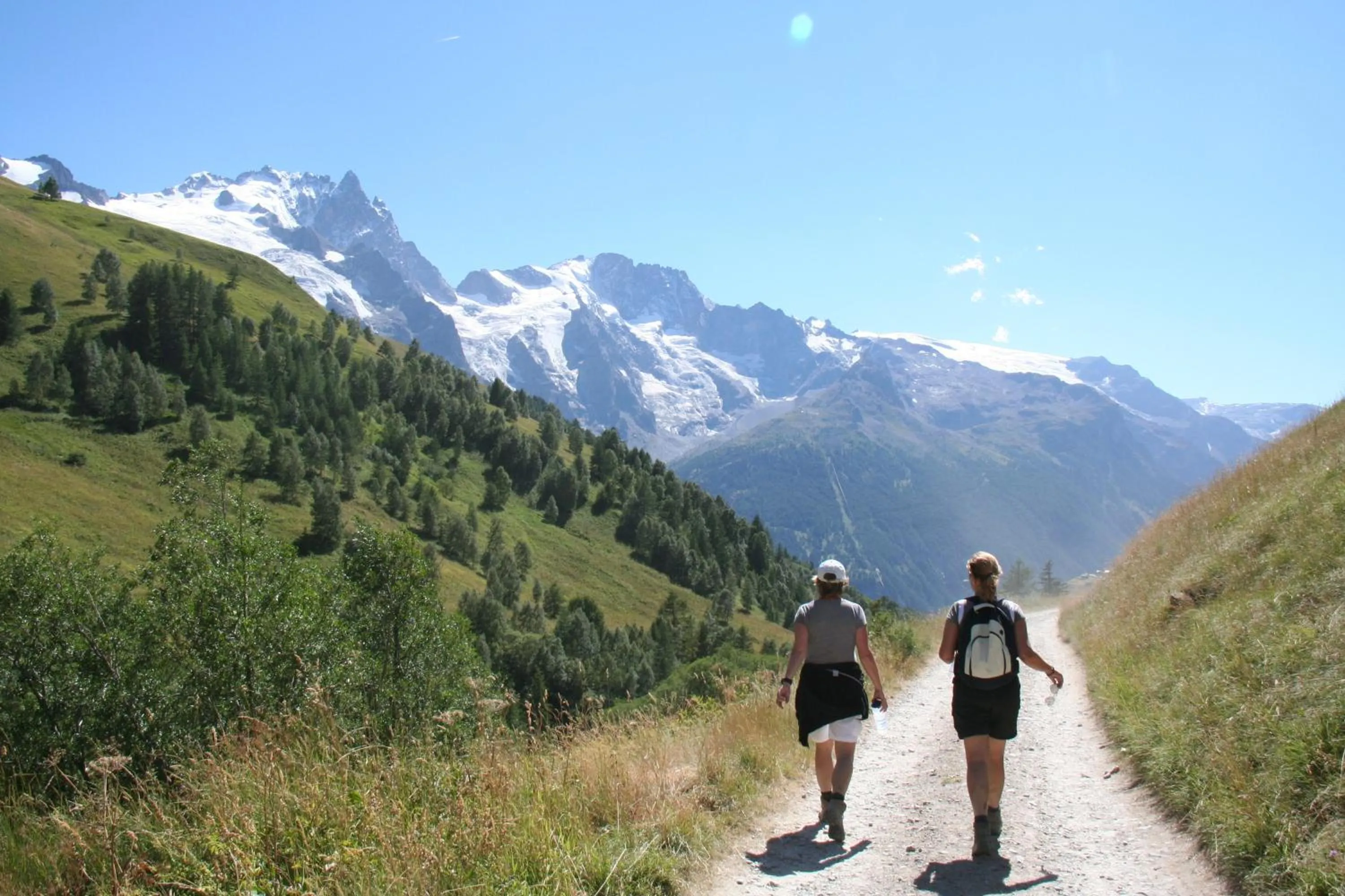 Hiking in Hotel Auberge Edelweiss