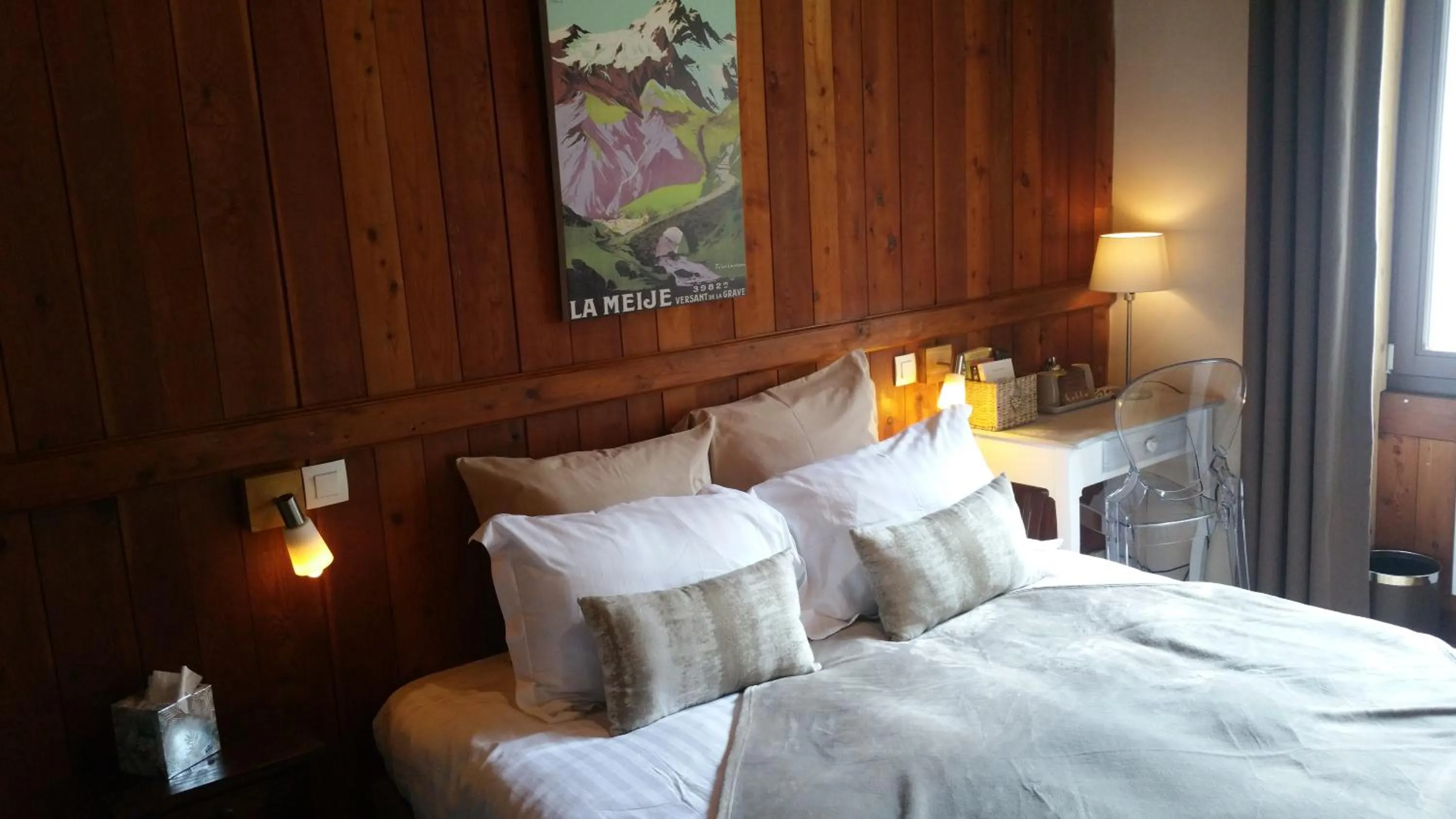 Bed in Hotel Auberge Edelweiss