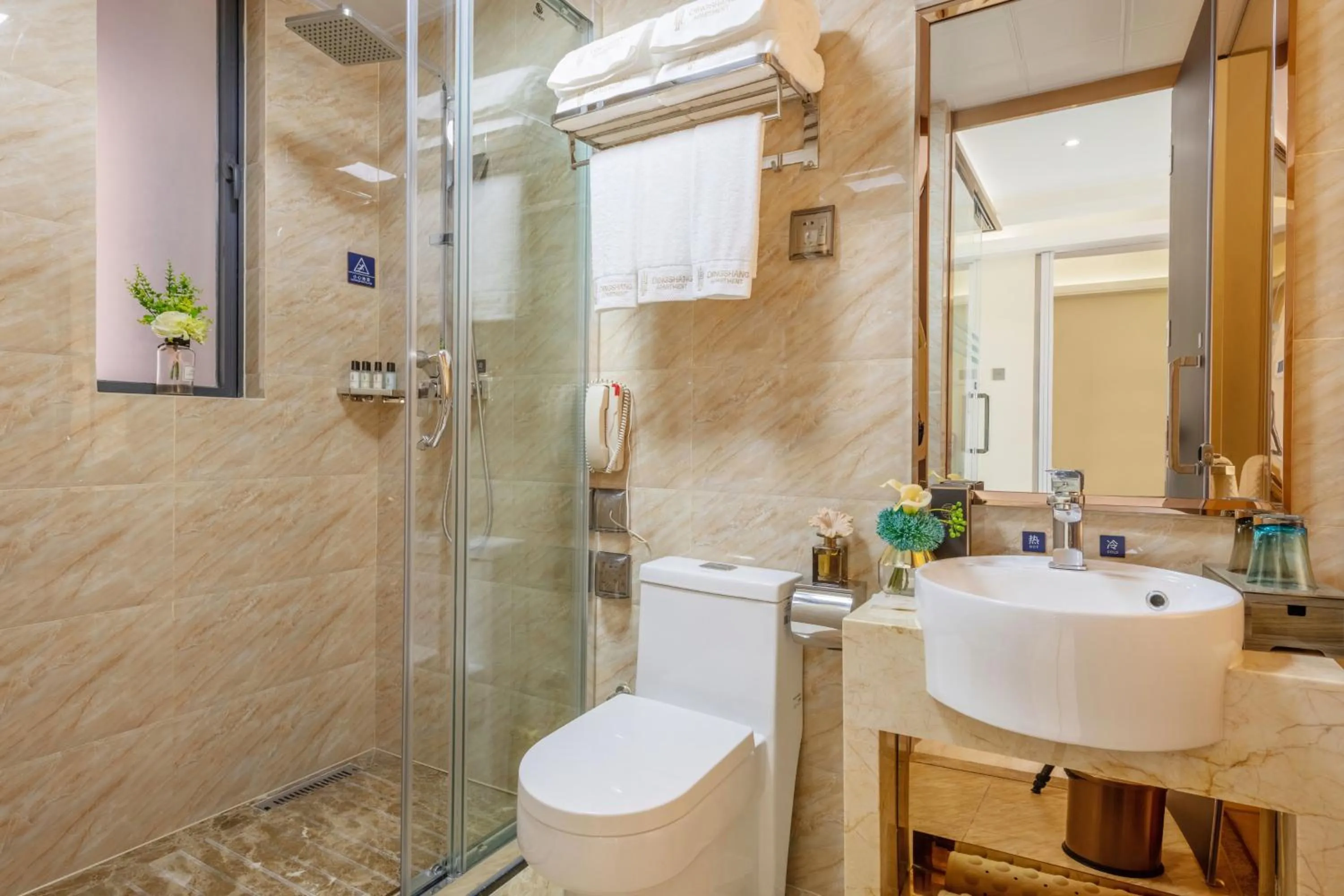 Shower in Dingshang Apartment Hotel