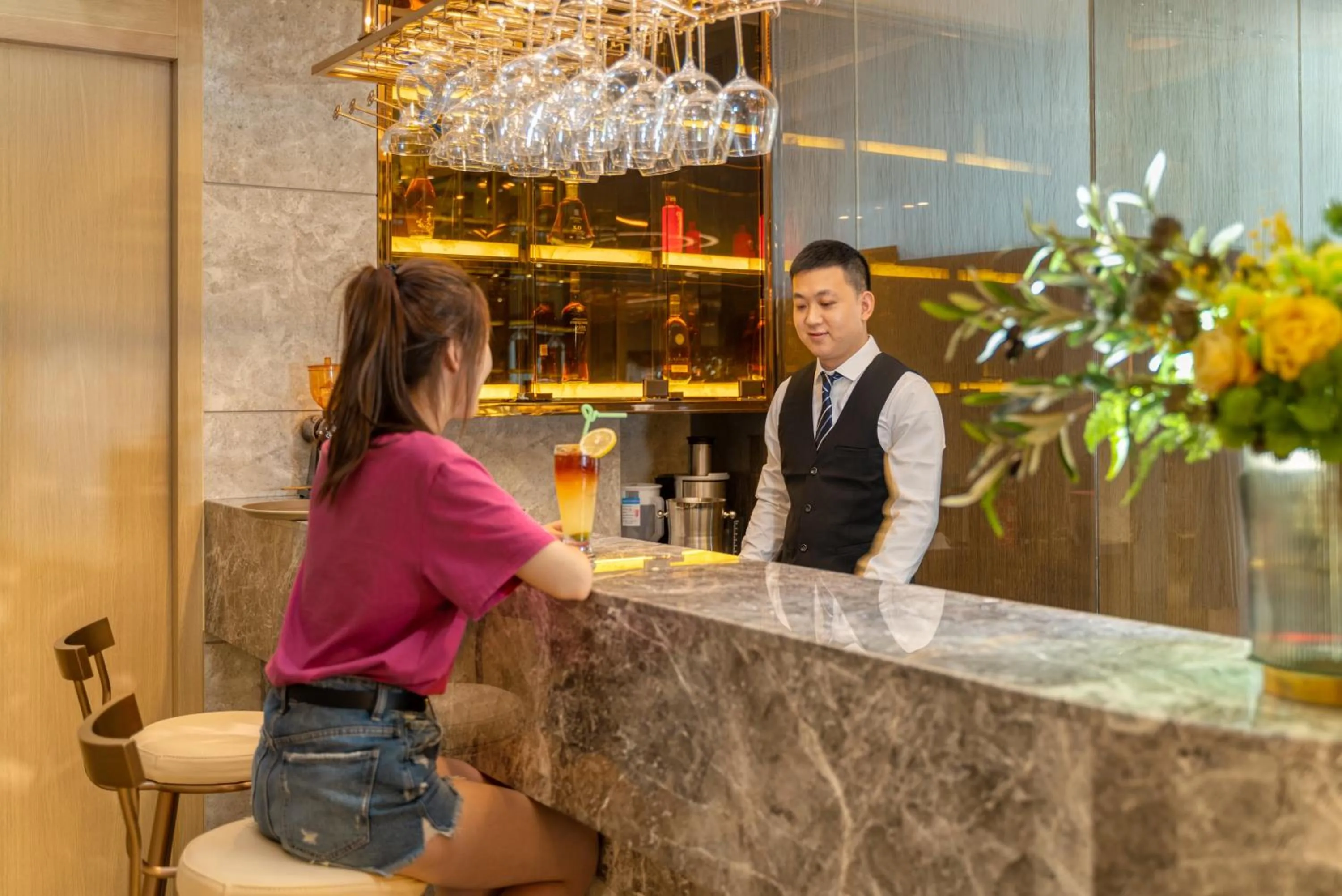 Restaurant/places to eat in Dingshang Apartment Hotel
