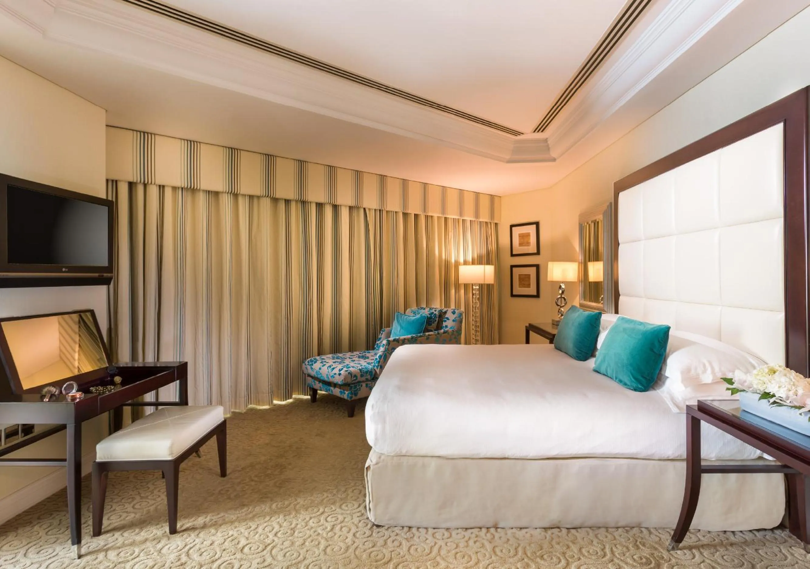 Bedroom, Bed in Mövenpick Grand Al Bustan