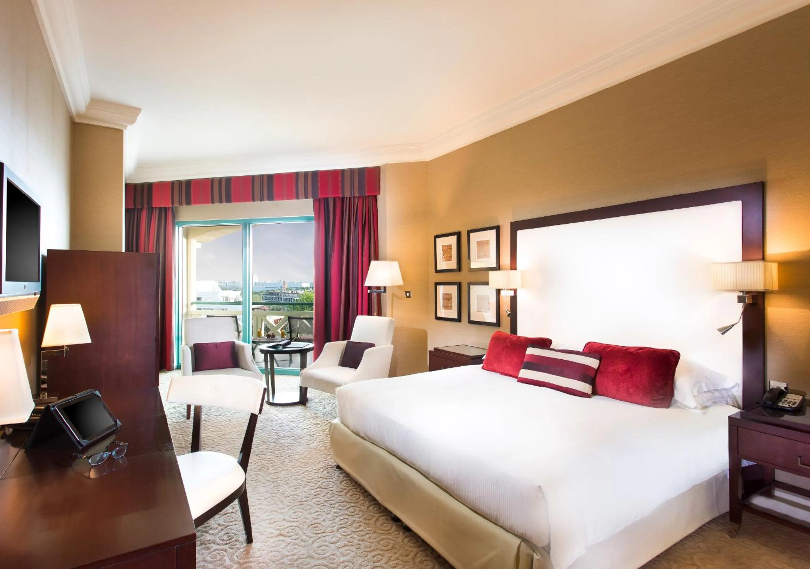 Bedroom, Bed in Mövenpick Grand Al Bustan