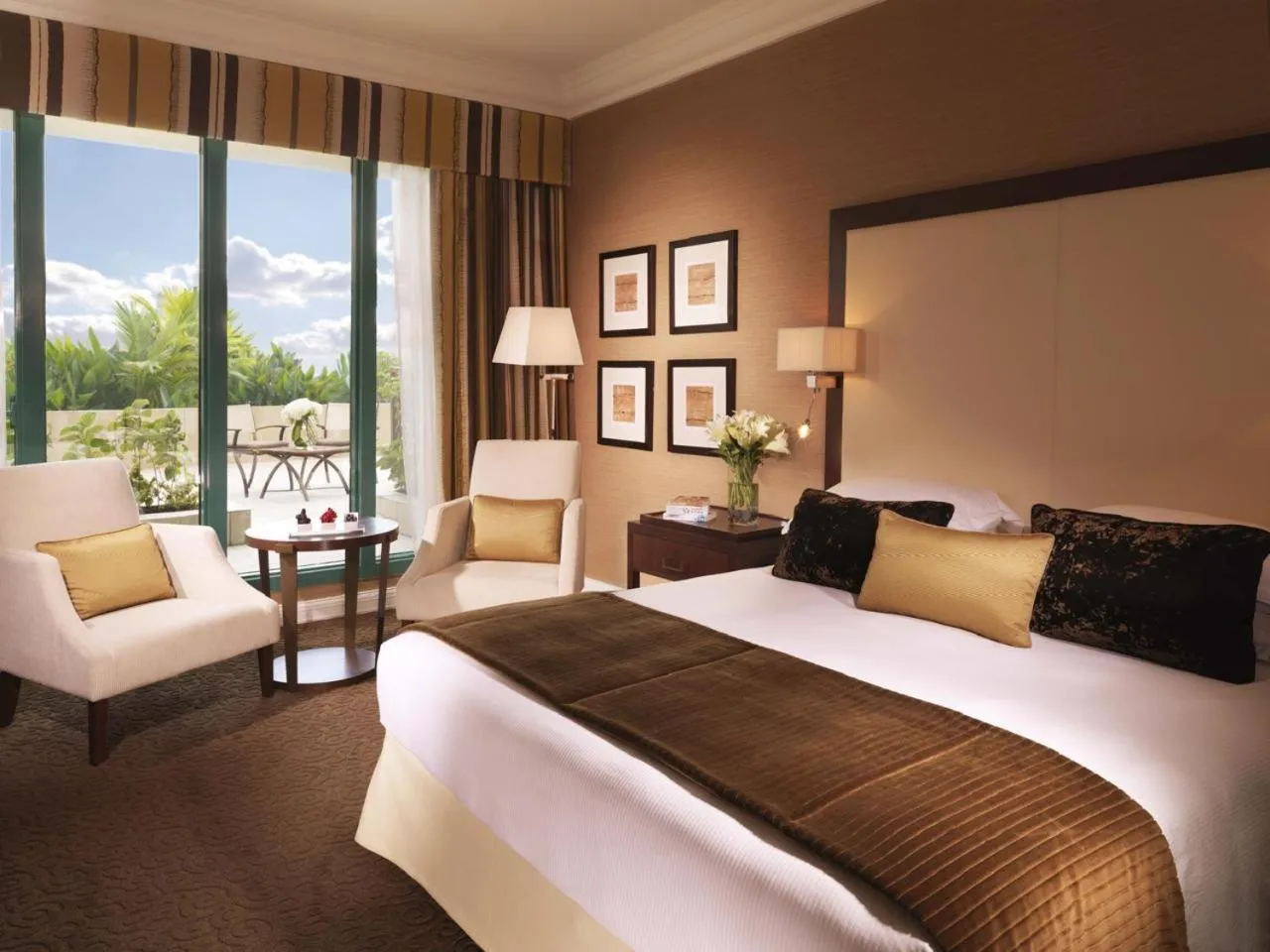 Bedroom, Bed in Mövenpick Grand Al Bustan