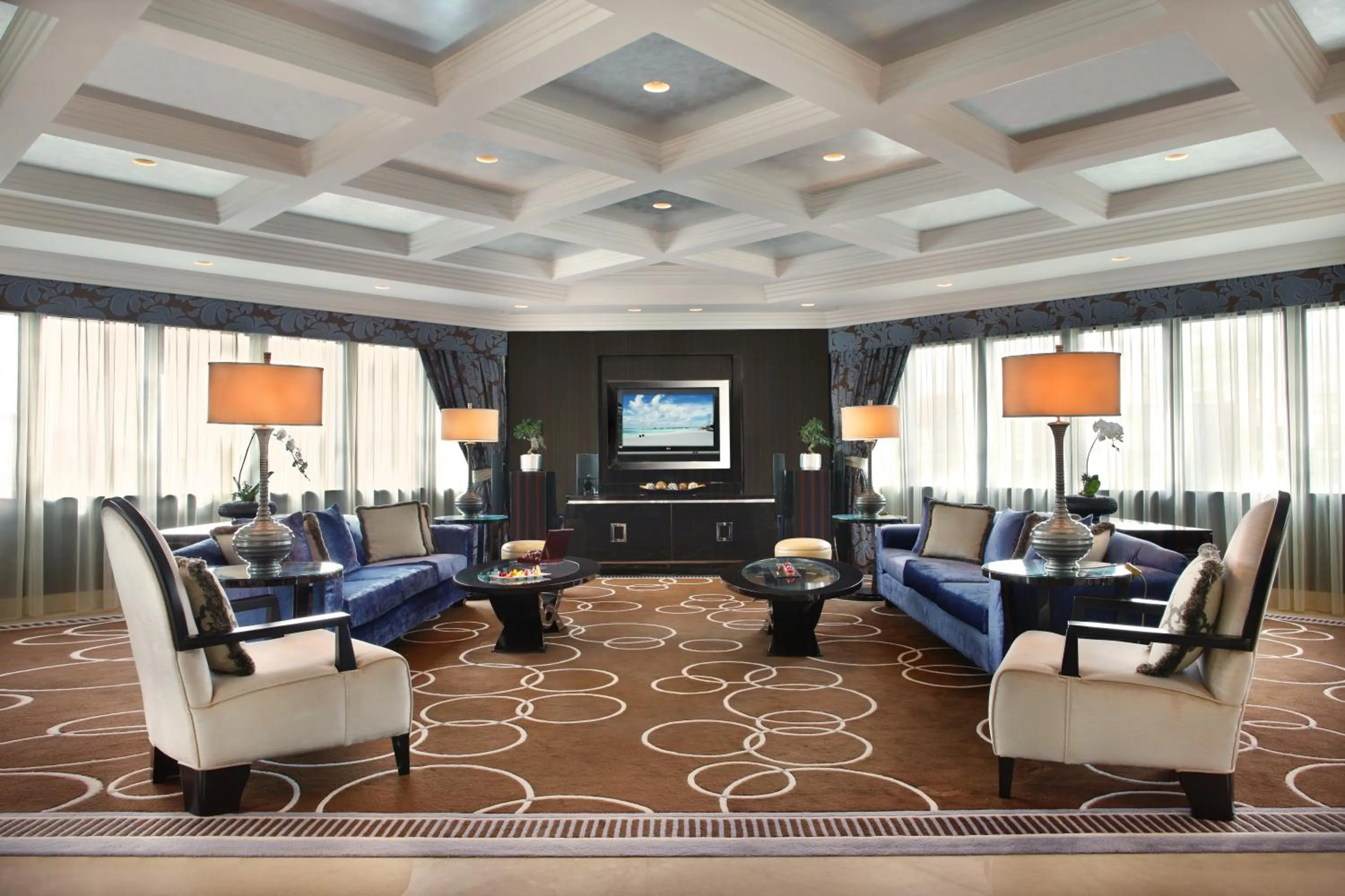 Living room in Mövenpick Grand Al Bustan