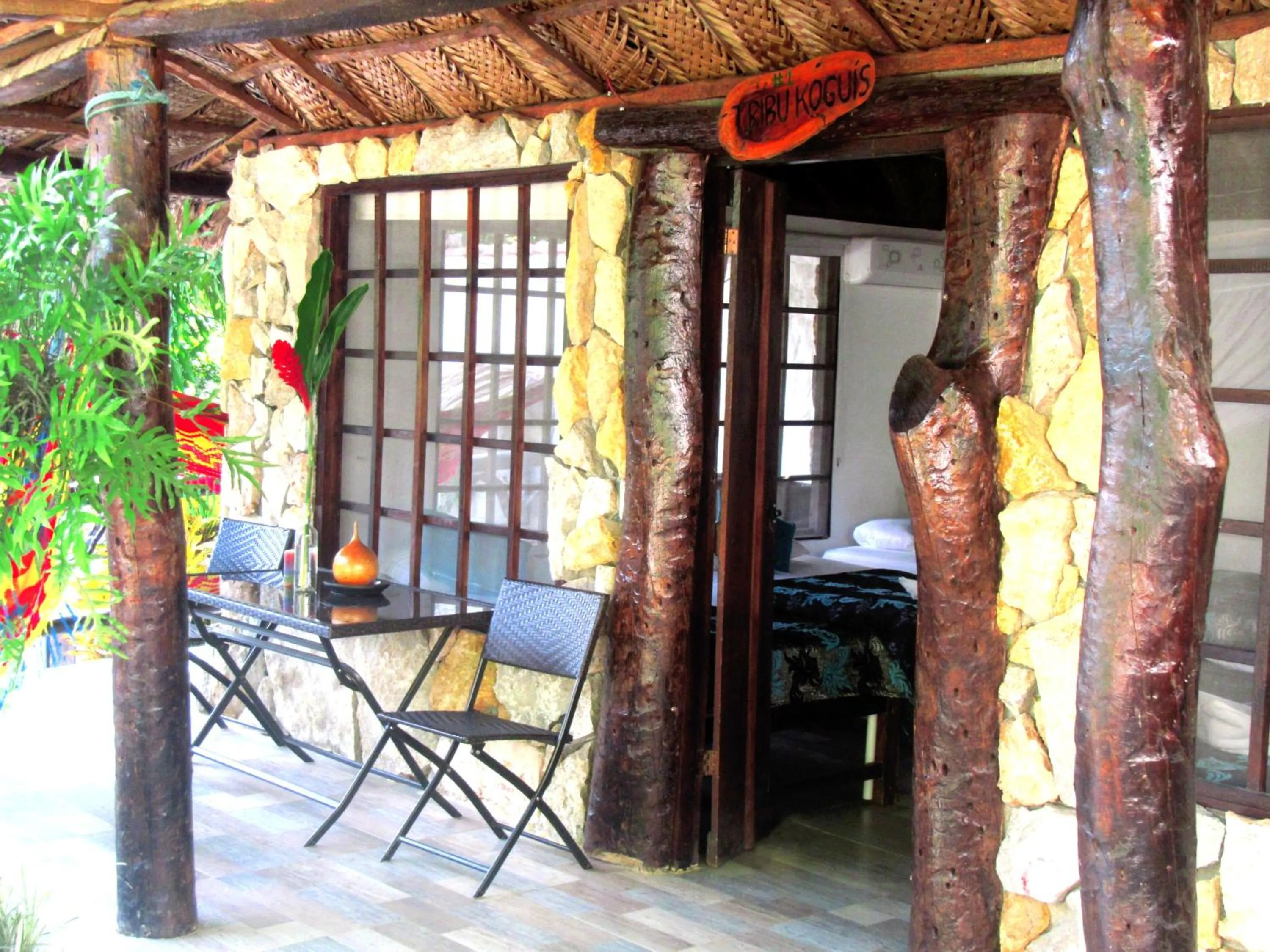 King Room with Pool View in Hostal Villa Cata