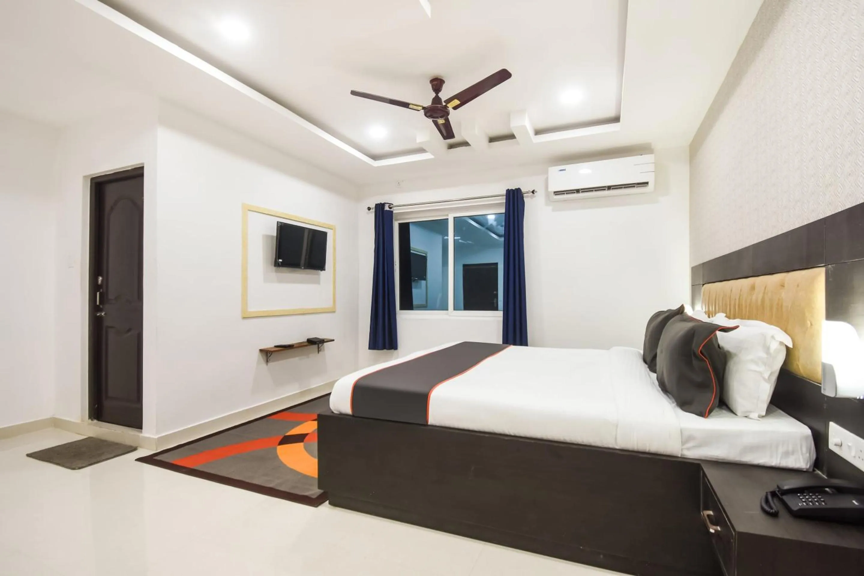 Lobby or reception, Bed in Hotel O Red Velvet Premium