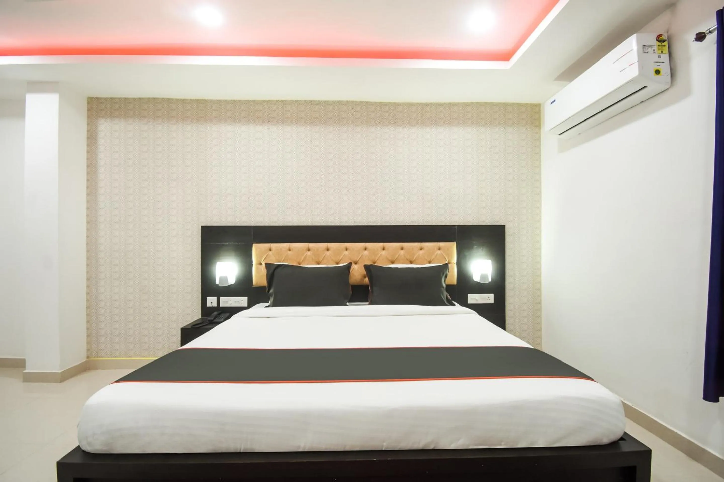 Facade/entrance, Bed in Hotel O Red Velvet Premium