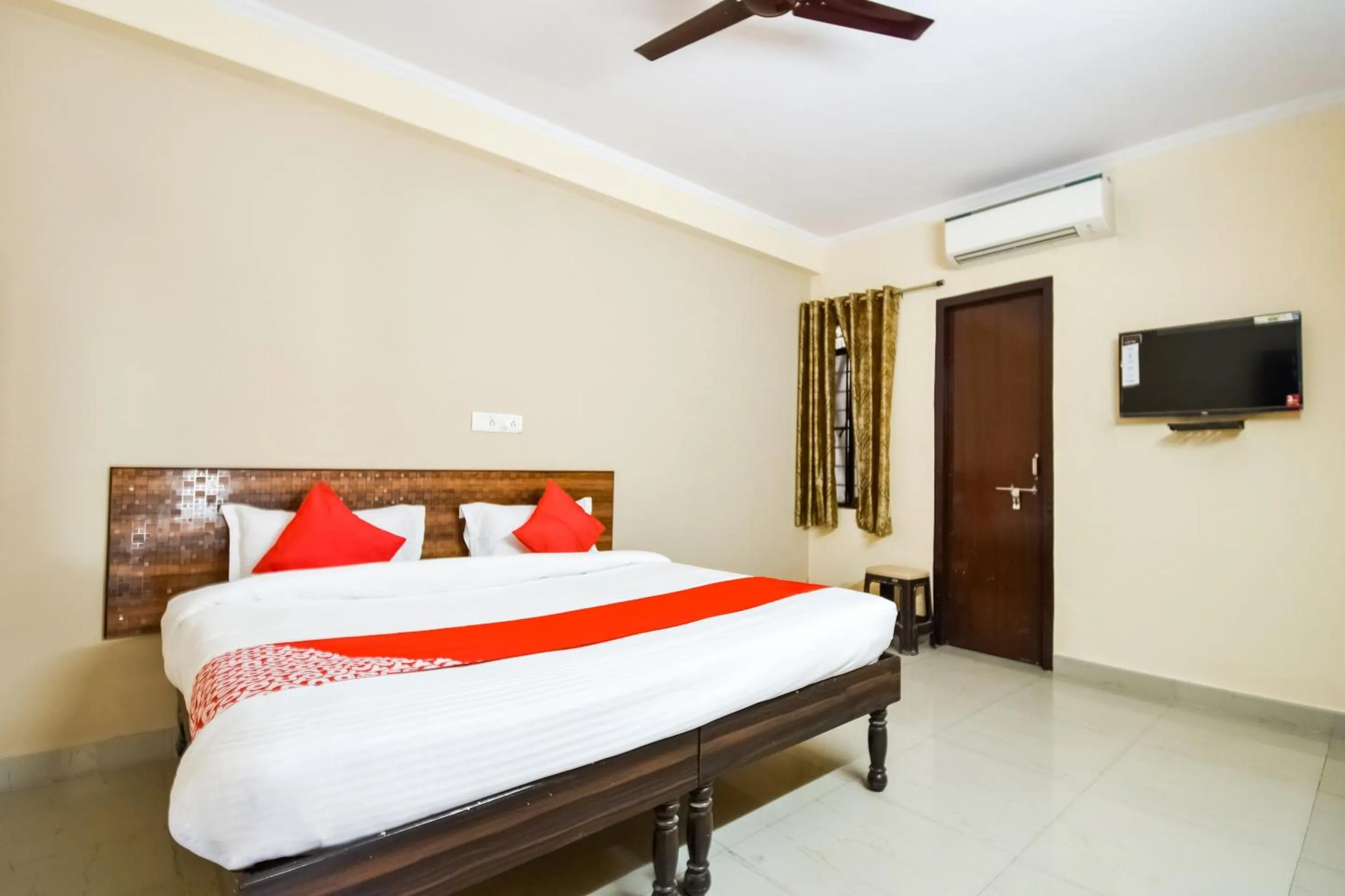 Bedroom, Bed in Hotel O Krishna