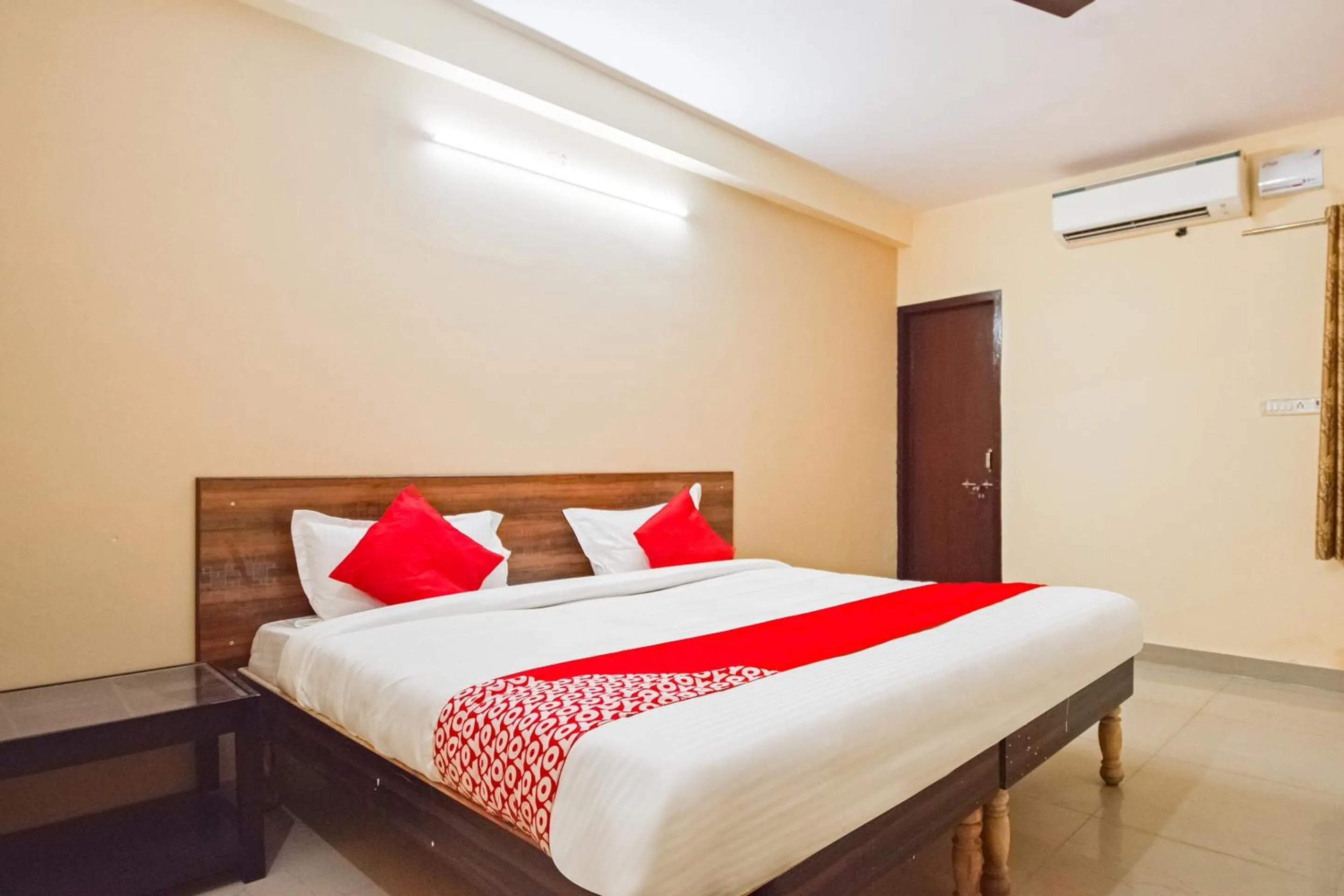 Bedroom, Bed in Hotel O Krishna