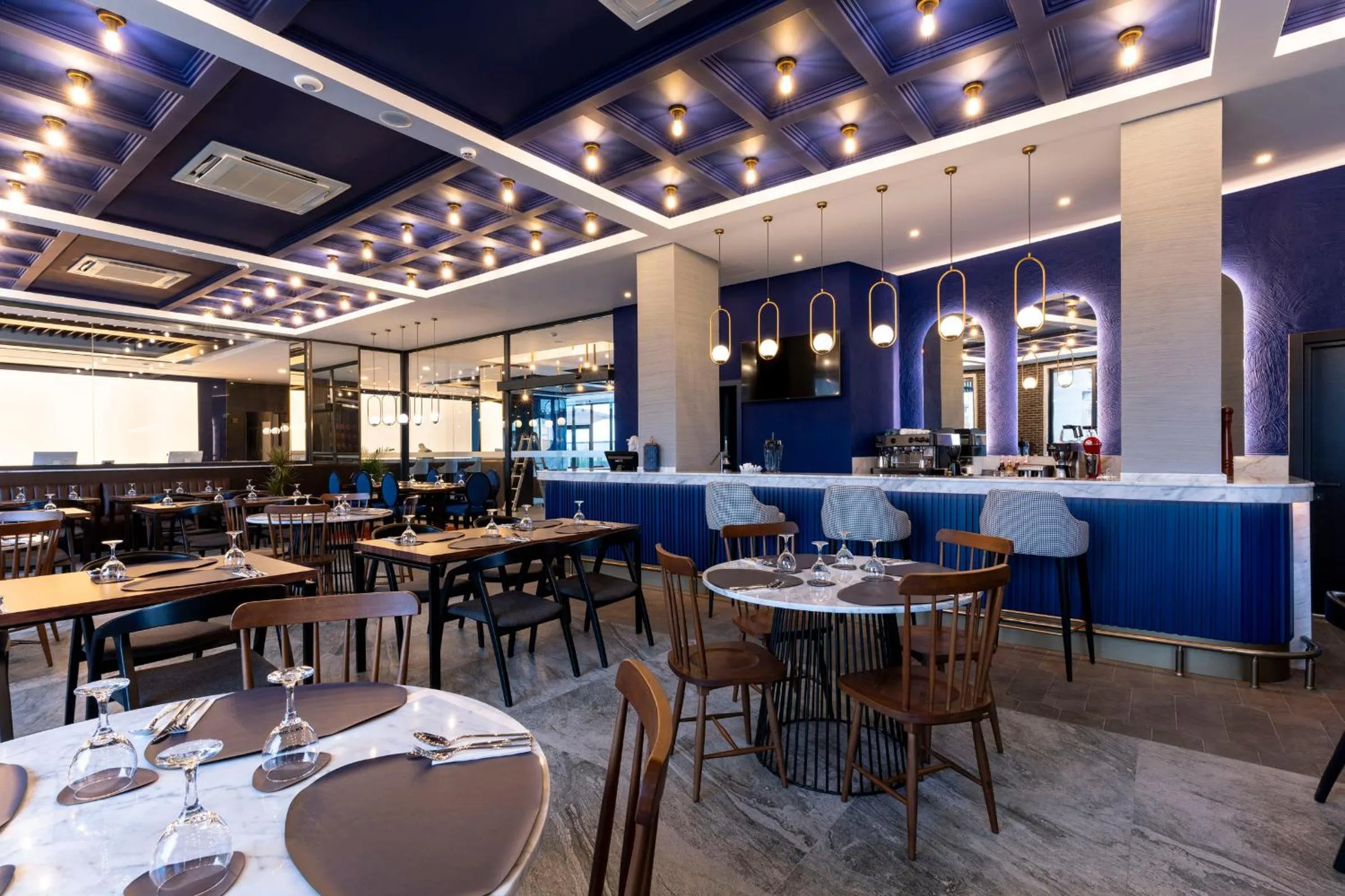 Restaurant/places to eat in Hotel Bonvie