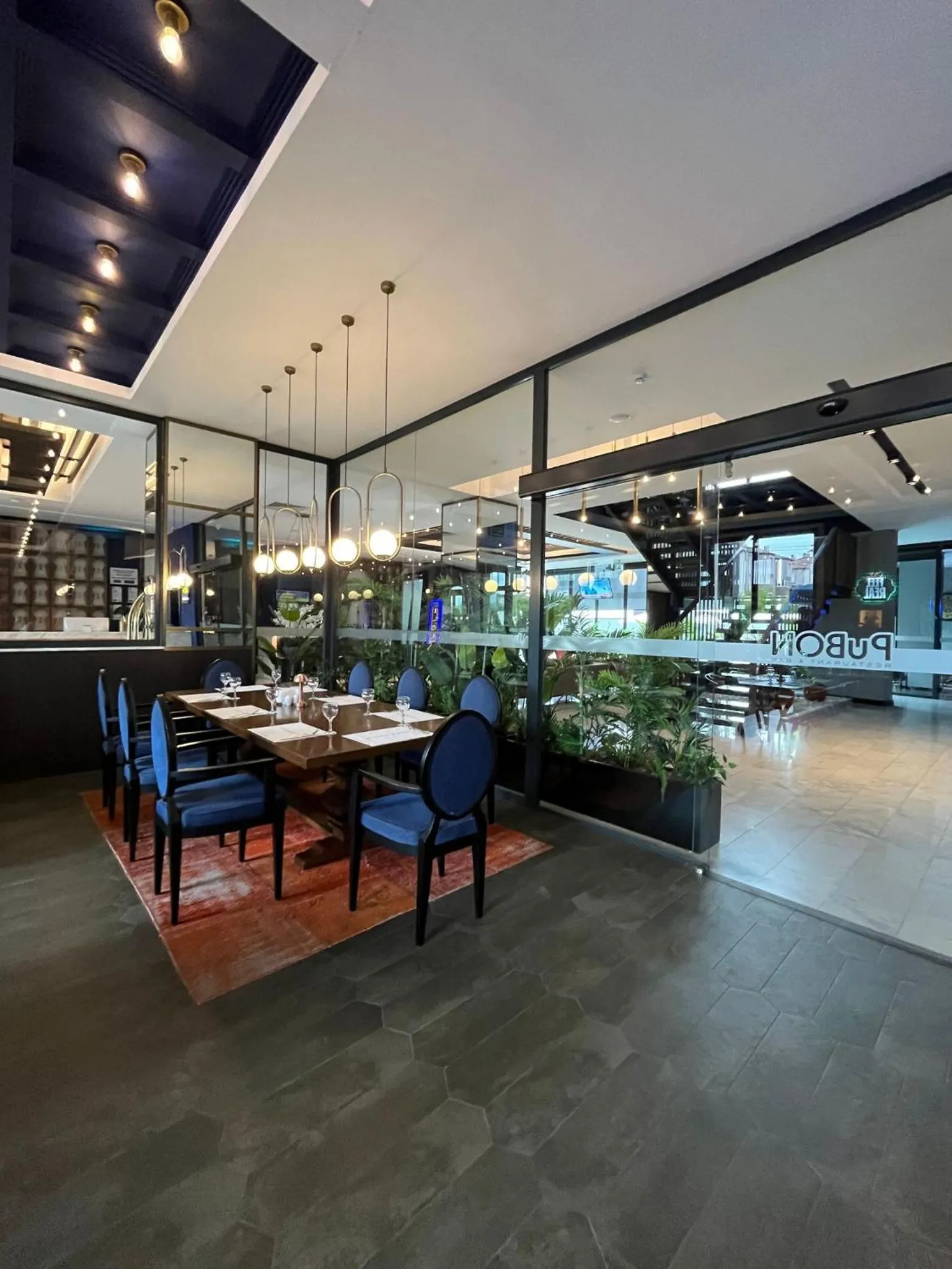 Restaurant/places to eat in Hotel Bonvie