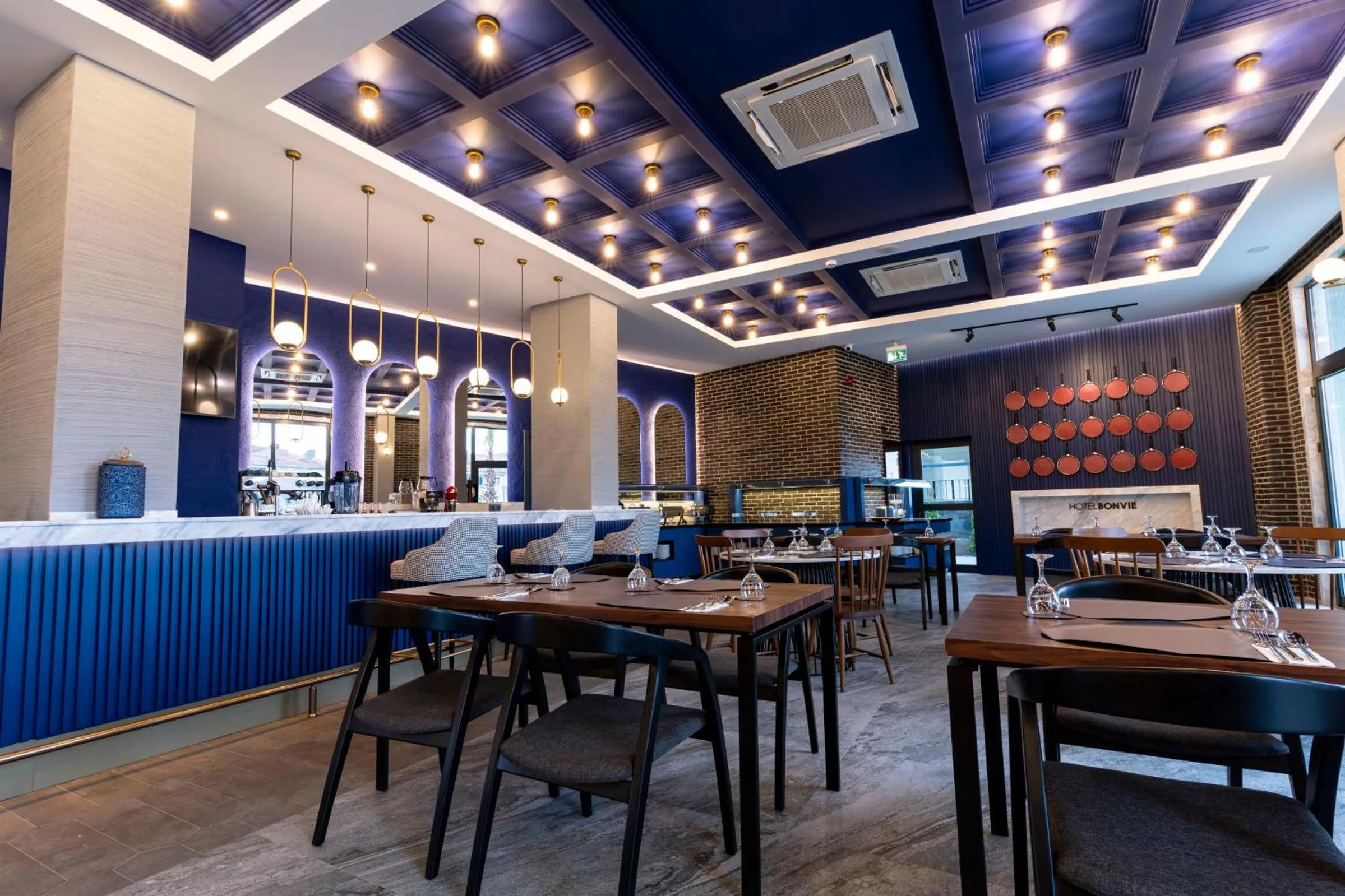 Restaurant/places to eat in Hotel Bonvie