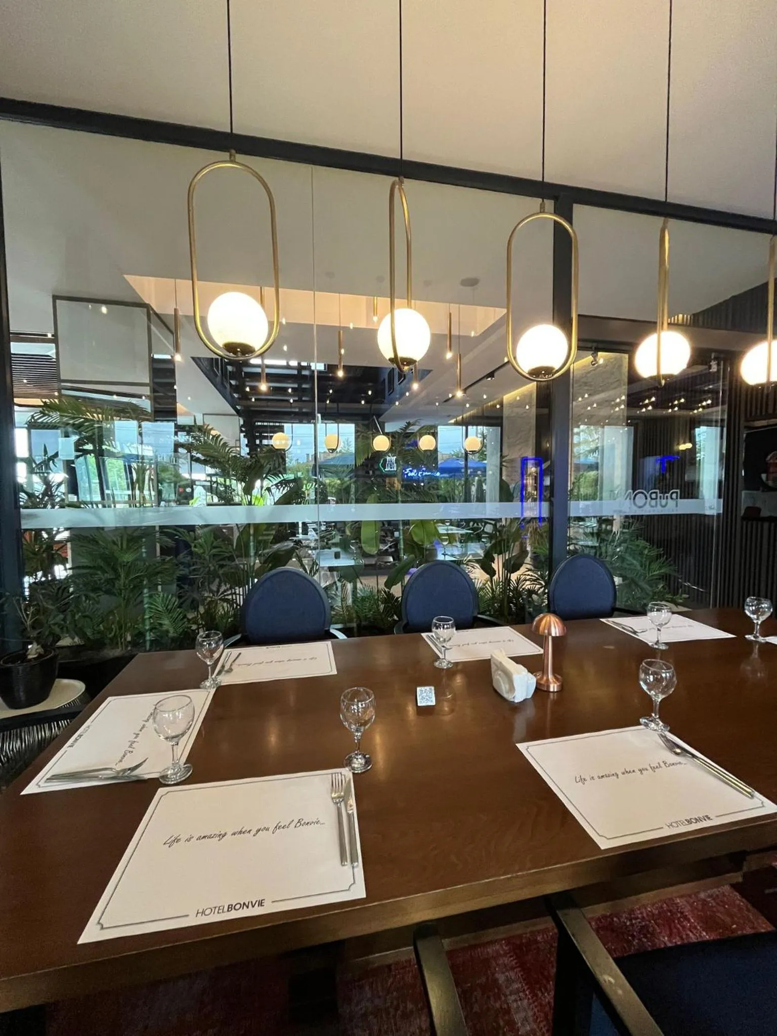 Restaurant/places to eat in Hotel Bonvie