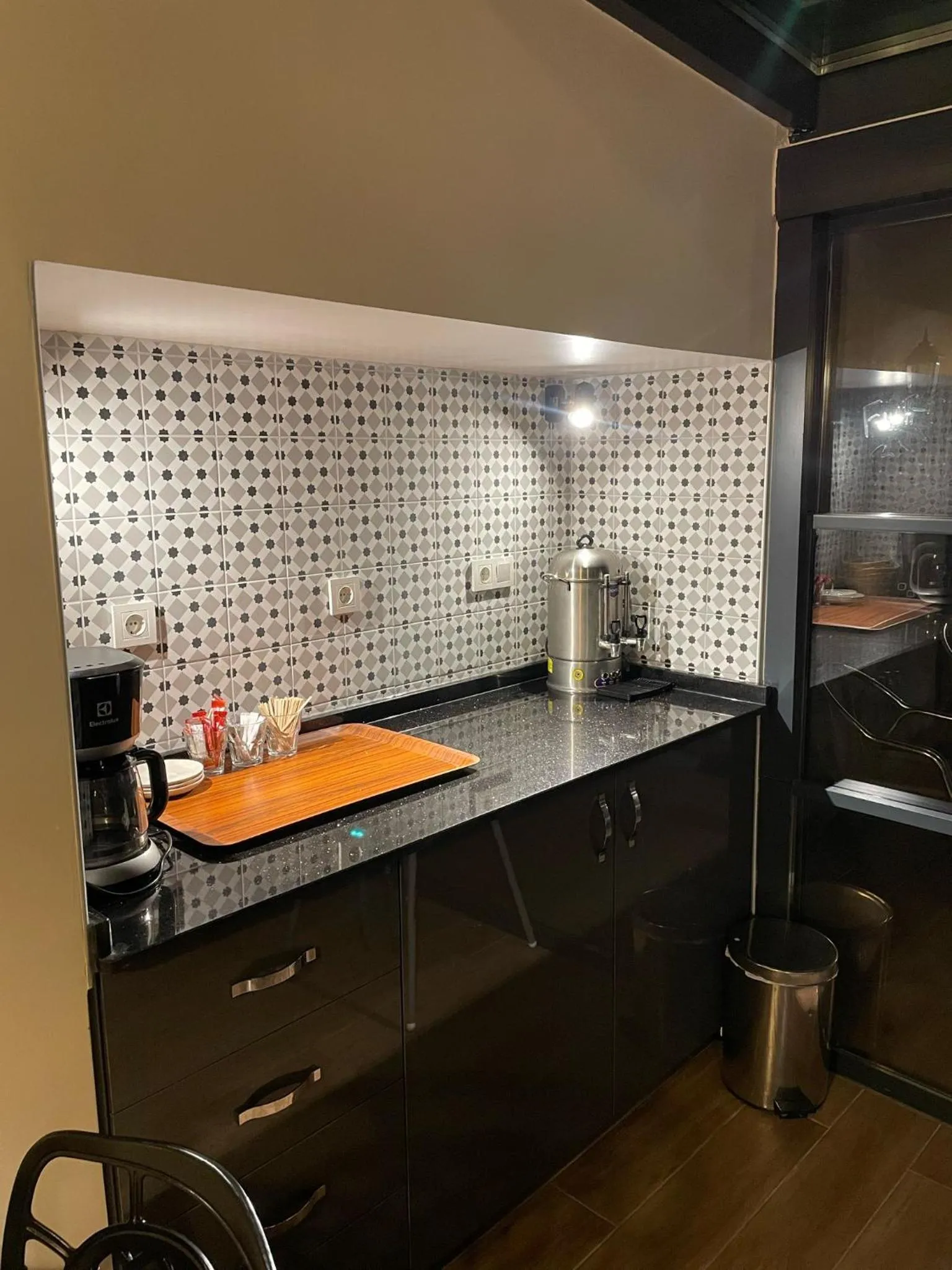 Restaurant/places to eat in Andi Hotel