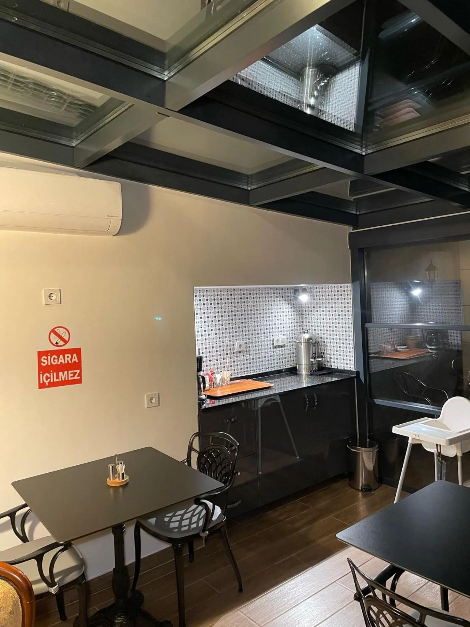 Restaurant/places to eat in Andi Hotel