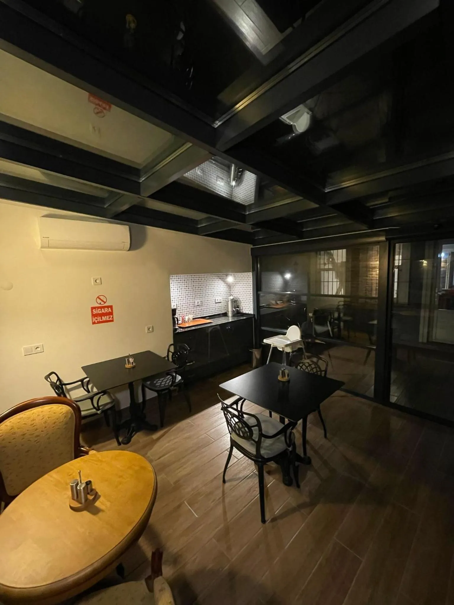 Restaurant/places to eat in Andi Hotel