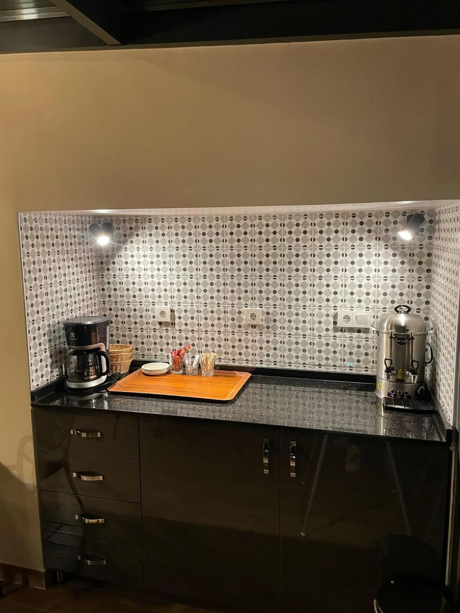 Restaurant/places to eat in Andi Hotel