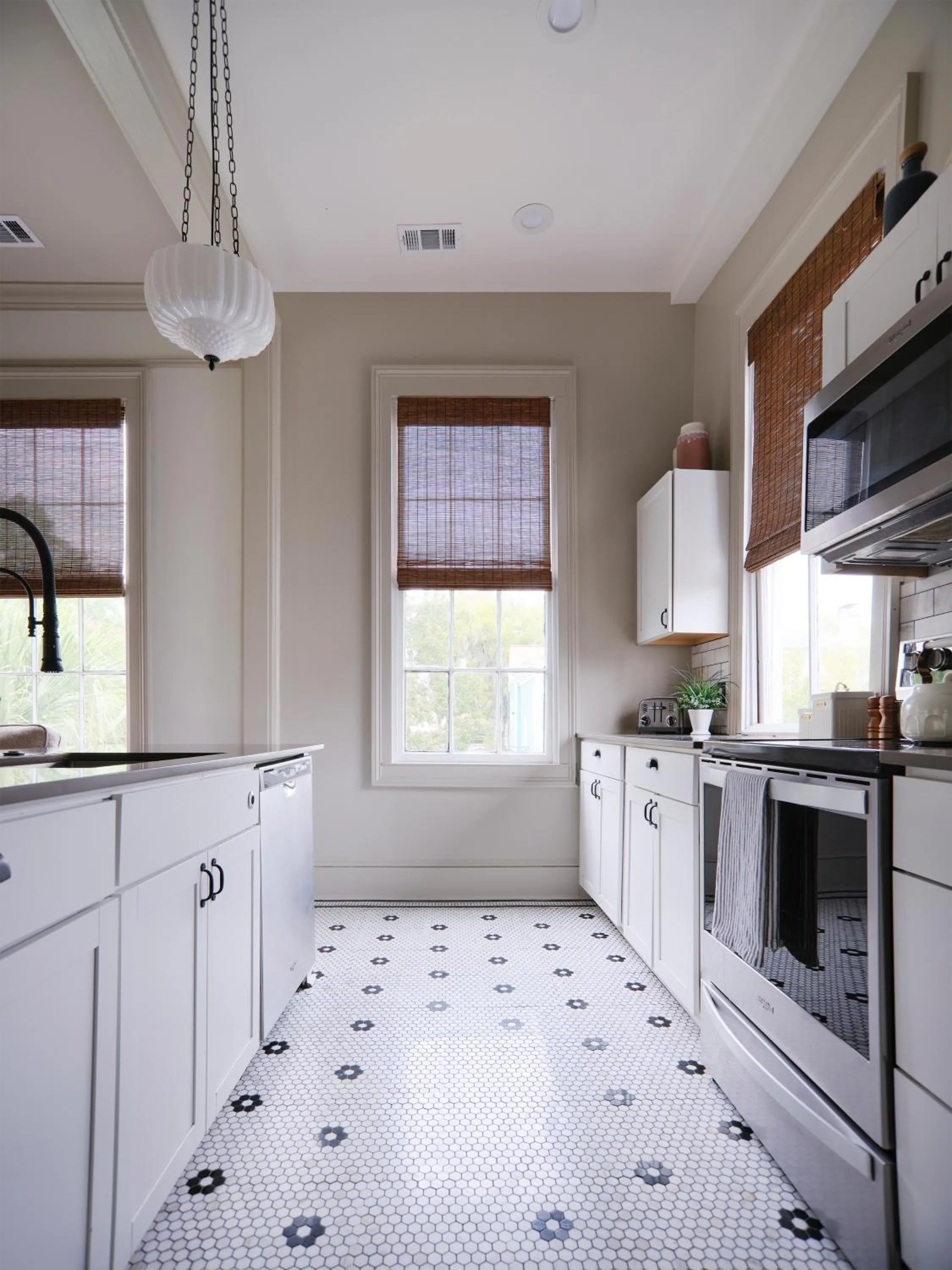 Kitchen or kitchenette in 111 Waldburg street Beautifully Renovated Historic 5 bedroom 5 bath