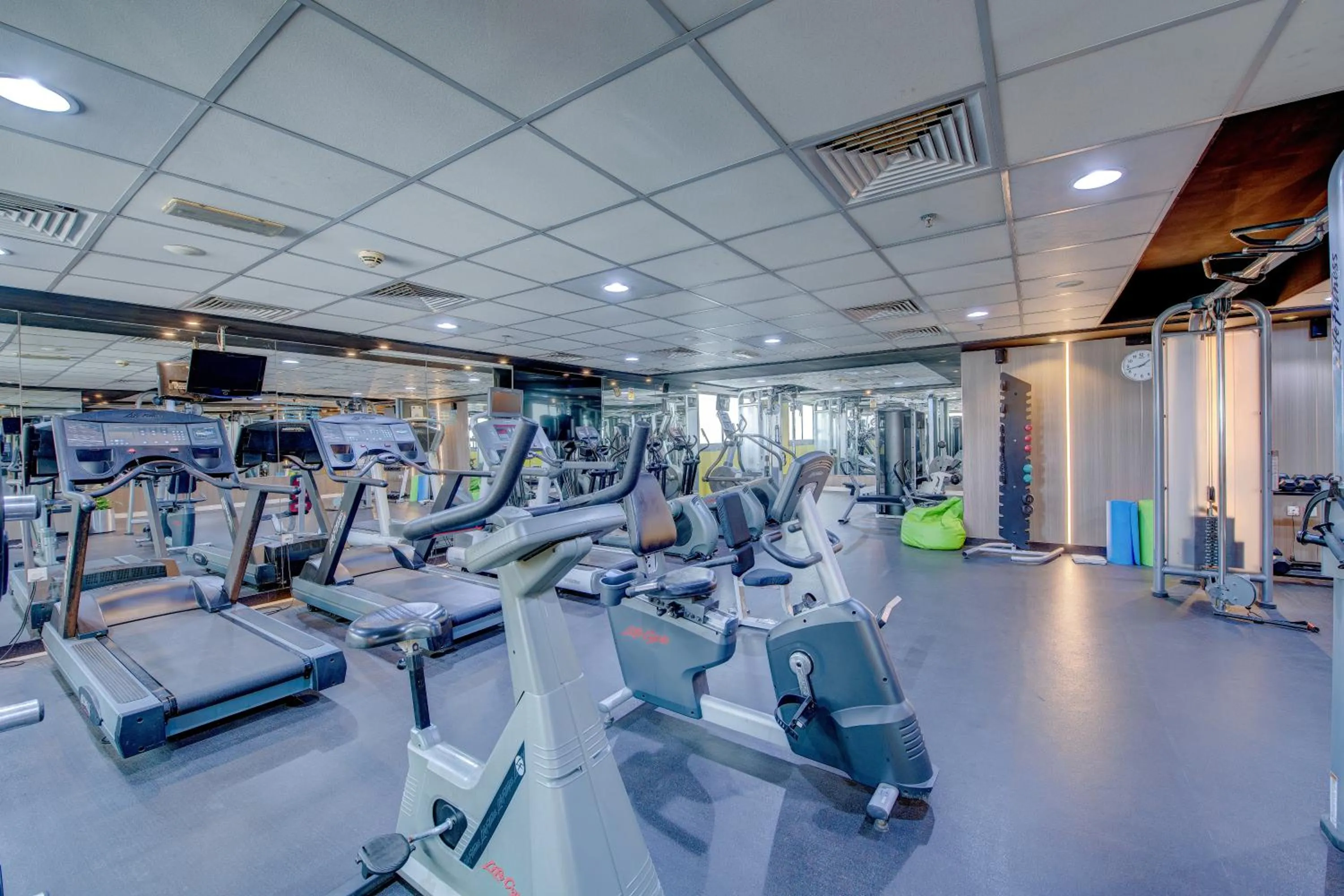 Fitness centre/facilities in Howard Johnson Plaza by Wyndham Dubai Deira