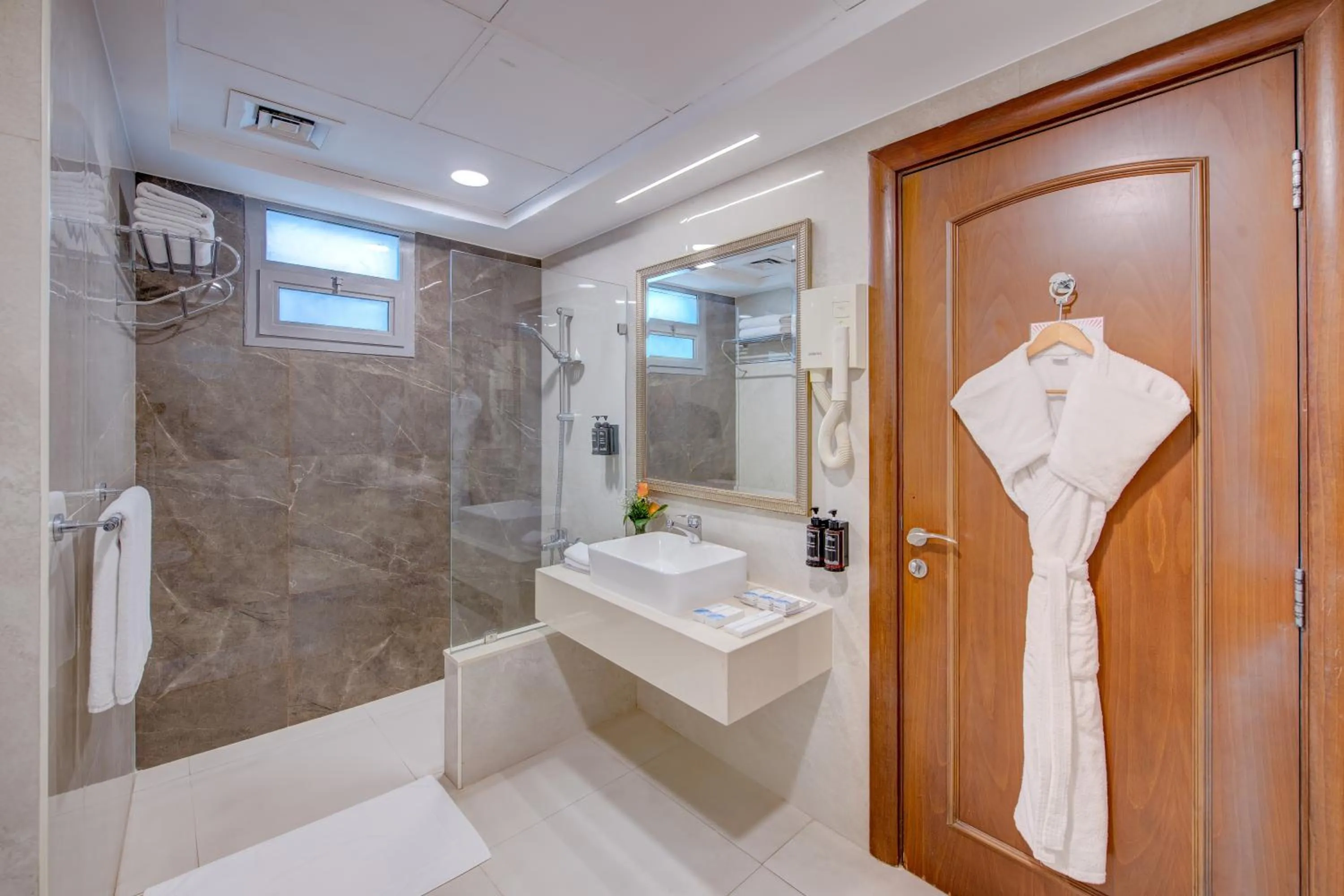 Shower in Howard Johnson Plaza by Wyndham Dubai Deira