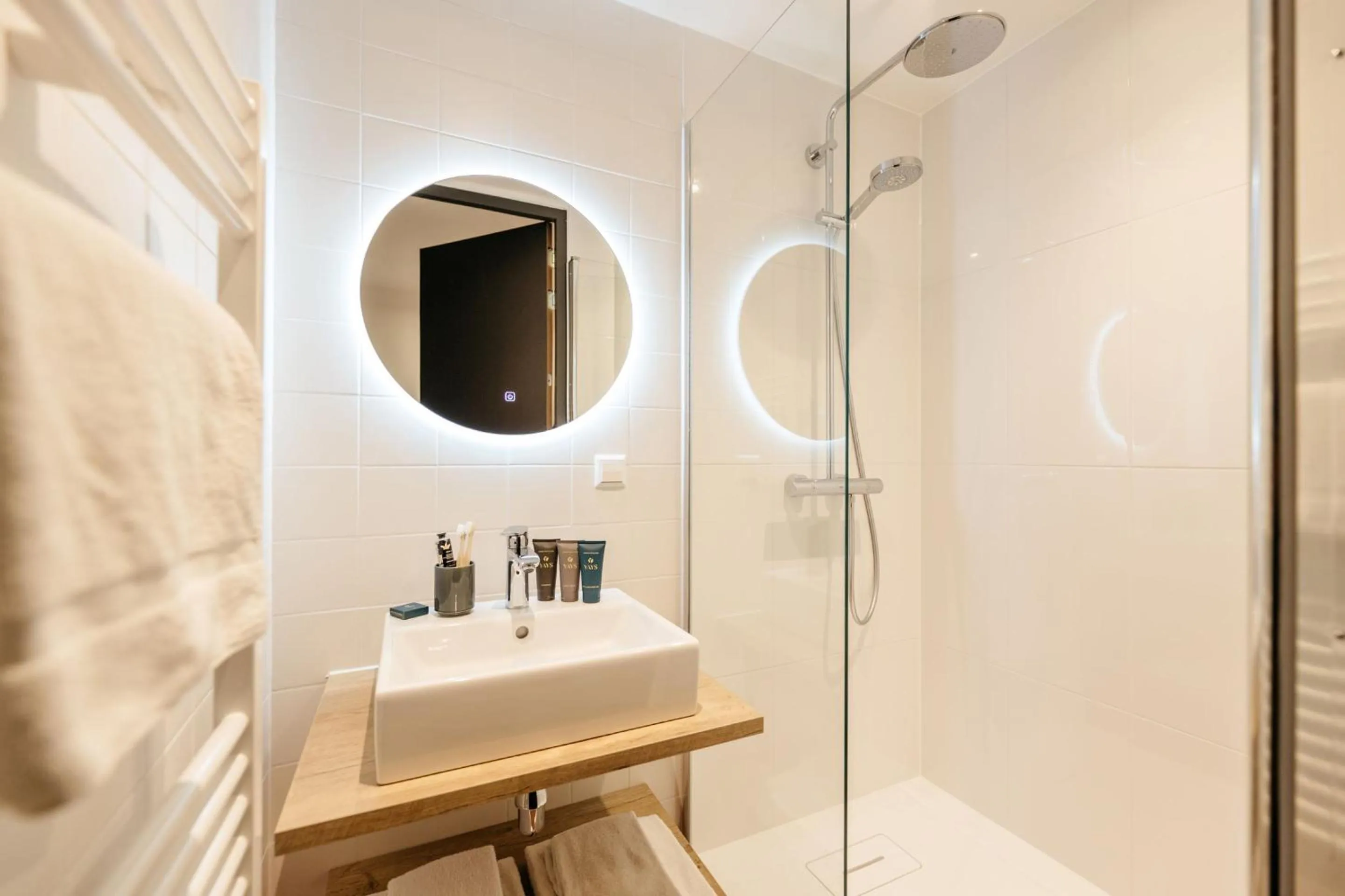 Bathroom in YAYS The Hague Willemspark by Numa