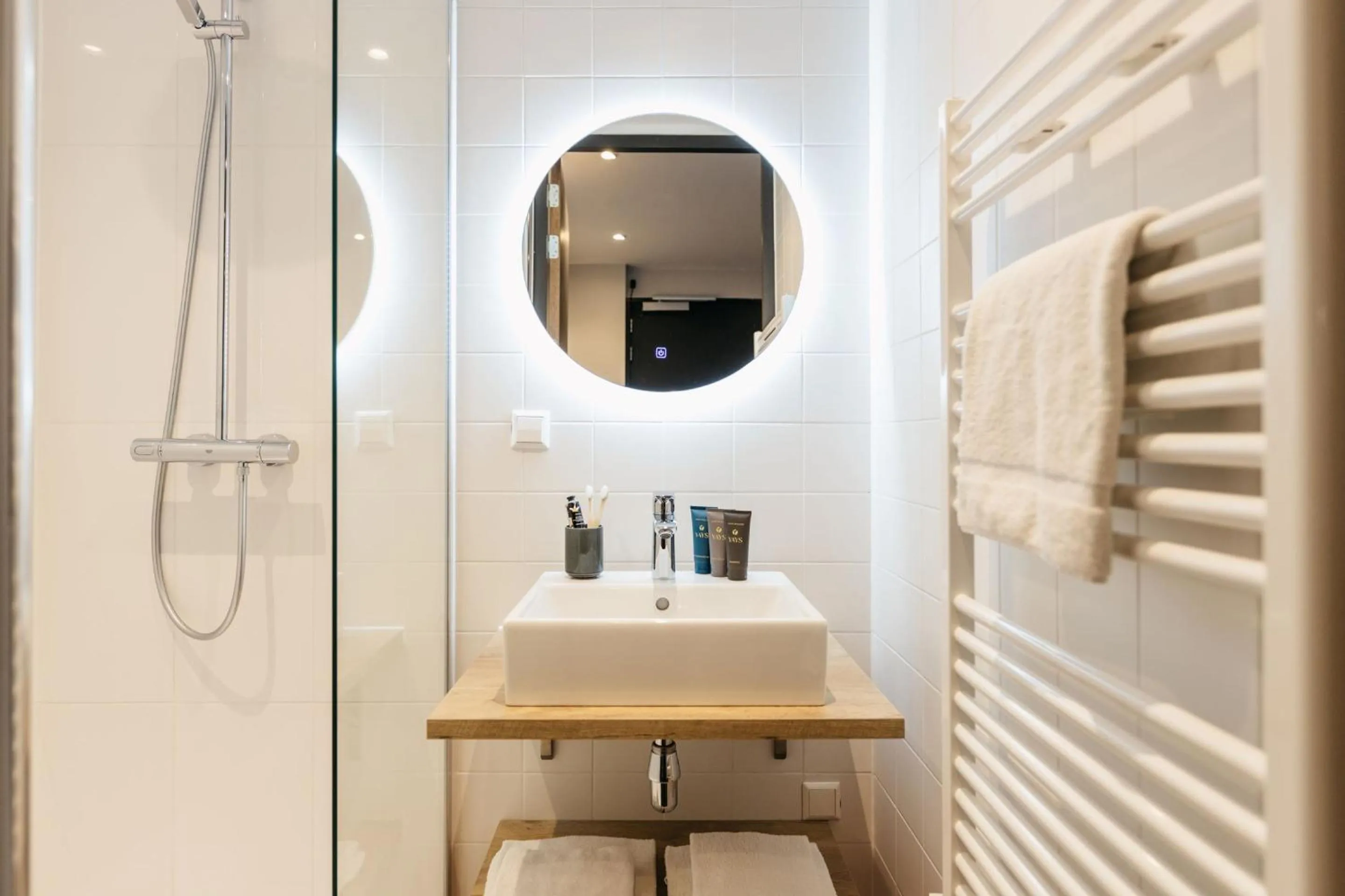 Shower in YAYS The Hague Willemspark by Numa