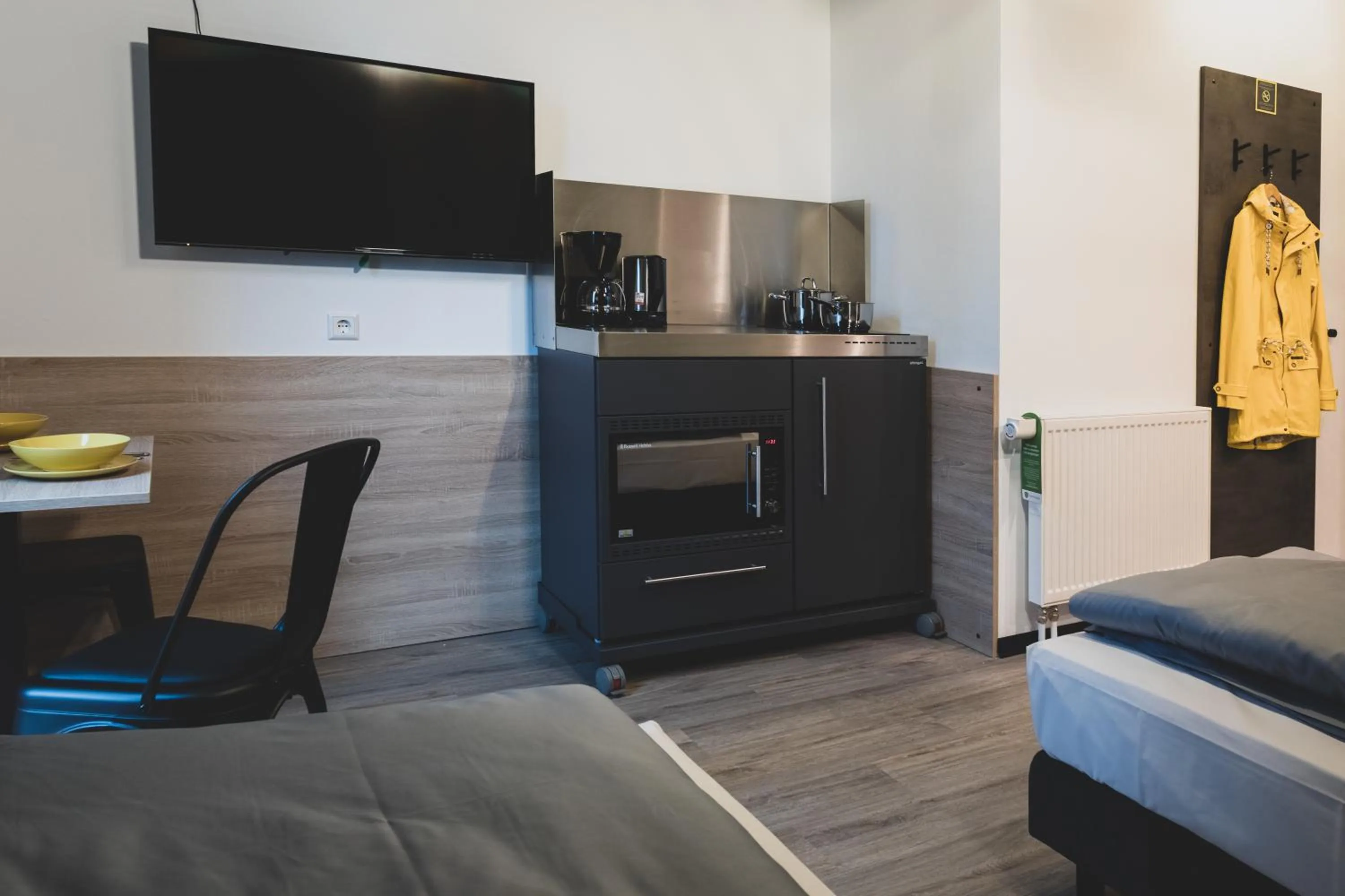 TV and multimedia, Bed in Das Schlafwerk Stuttgart-Nord -SELF-CHECK IN - keine Rezeption-LowBudget-cashless