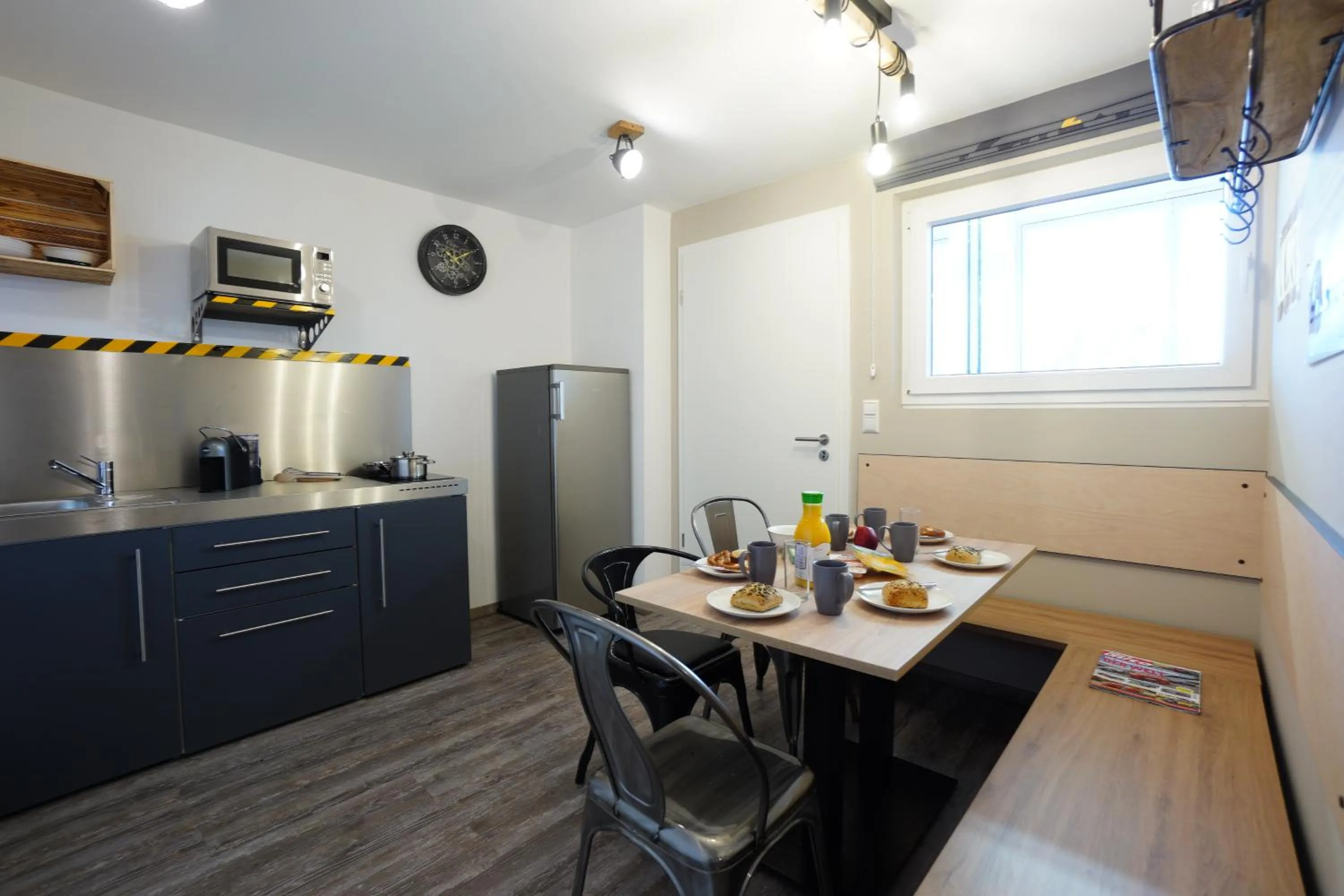 Photo of the whole room in Das Schlafwerk Stuttgart-Nord -SELF-CHECK IN - keine Rezeption-LowBudget-cashless