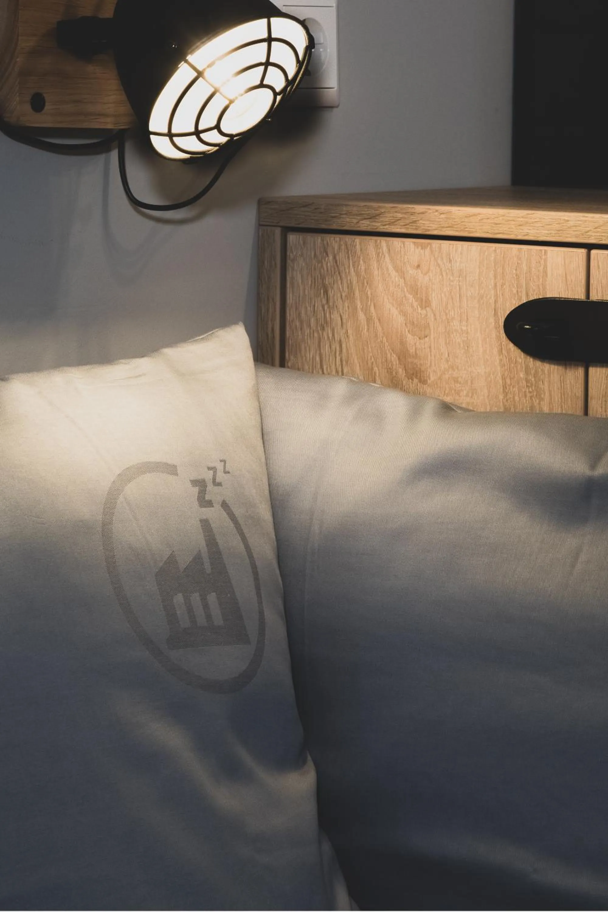 Decorative detail, Bed in Das Schlafwerk Stuttgart-Nord -SELF-CHECK IN - keine Rezeption-LowBudget-cashless