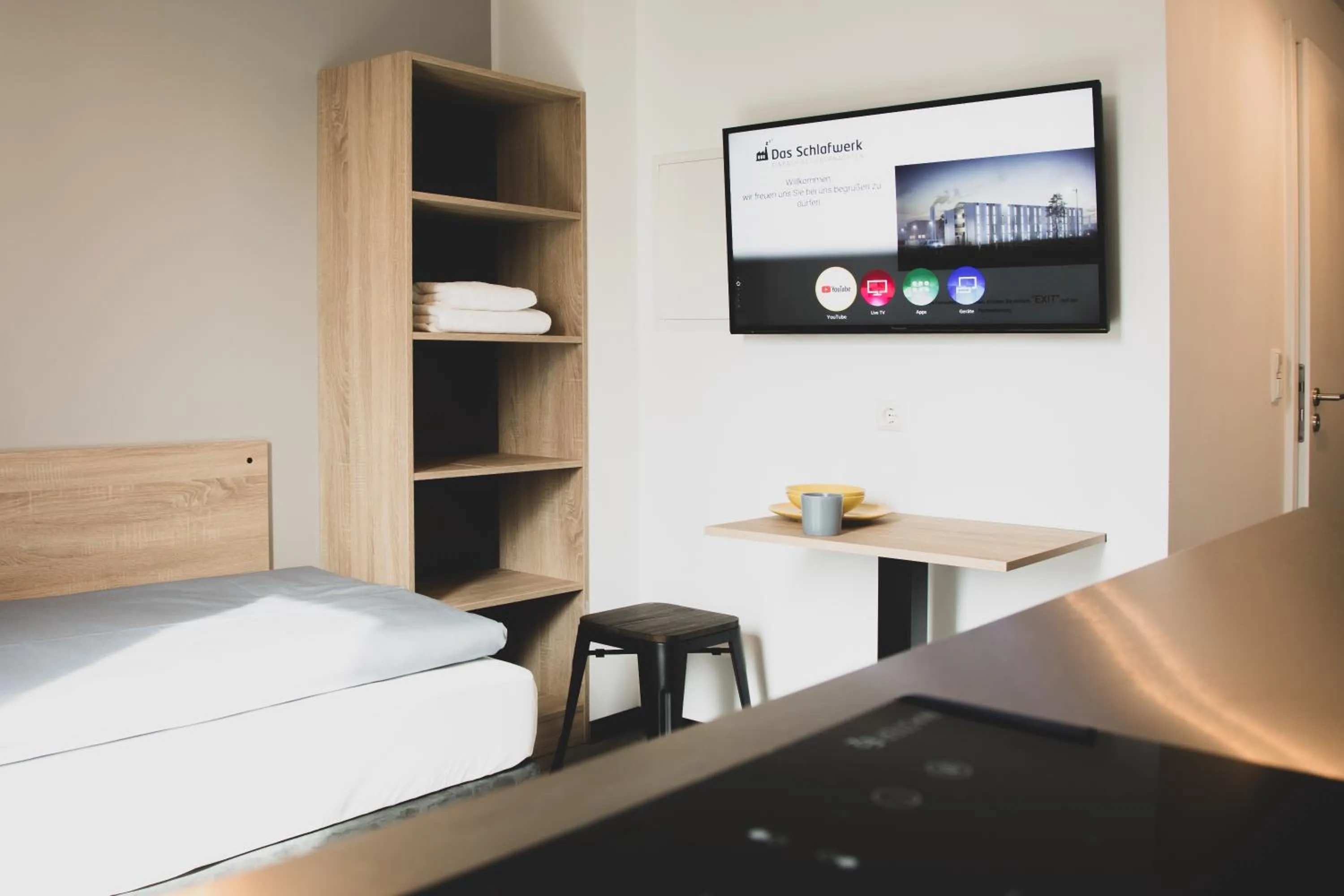 TV and multimedia, Bed in Das Schlafwerk Stuttgart-Nord -SELF-CHECK IN - keine Rezeption-LowBudget-cashless