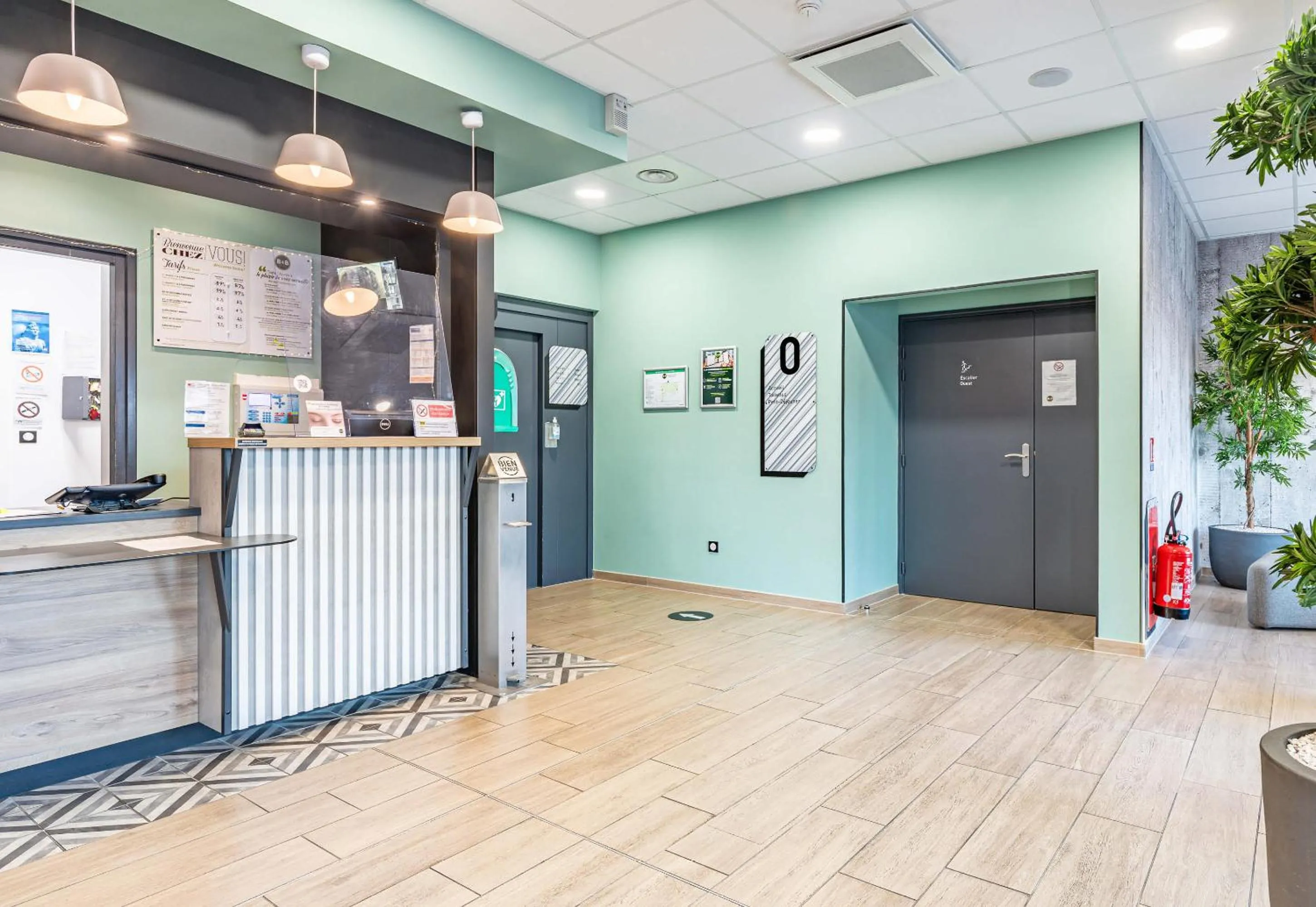 Lobby or reception in B&B HOTEL Poitiers Aéroport